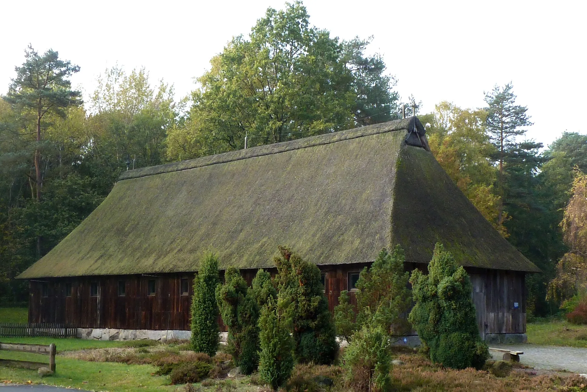 Photo showing: Entstanden aus einem ehemaligen Heidschnuckenstall mit Reetdach ist die heutige "Schafstallkirche St. Martin" in Munster (Örtze), Lüneburger Heide, Niedersachsen, DE. Die Kirche wurde am 09.04.1989 geweiht.