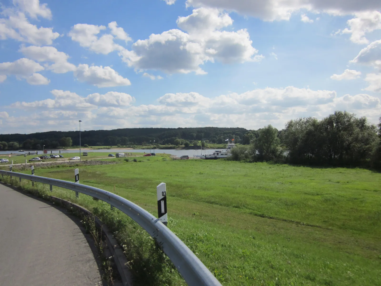 Photo showing: Elbfähre (Elbe ferry) „Tanja“ between  Neu Darchau and Darchau. Niedersachsen , Germany.