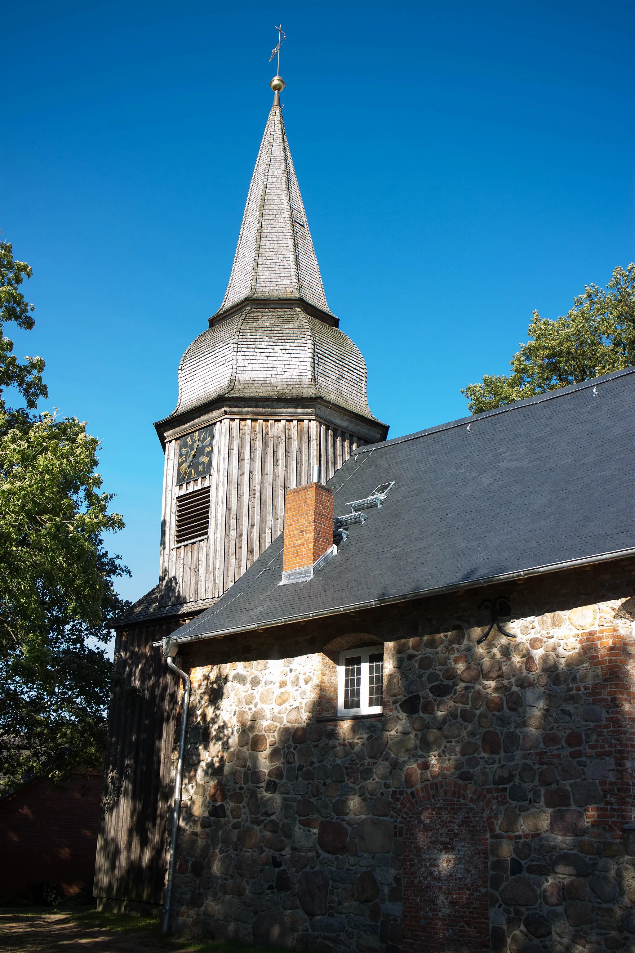 Photo showing: Kirchturm der Nicolai Kirche Elstorf von SW