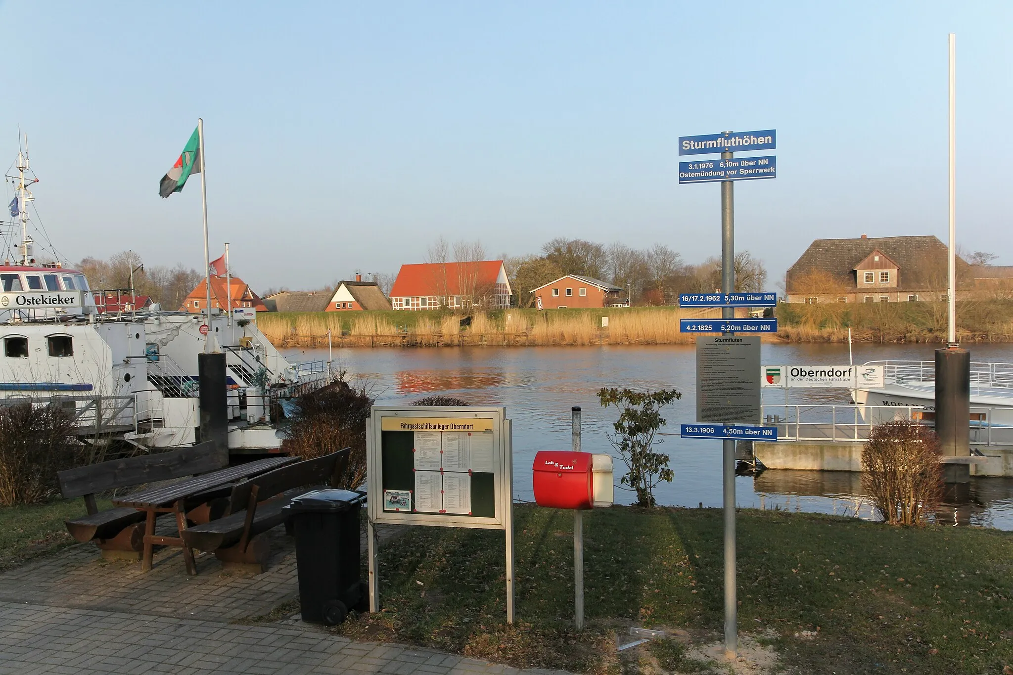 Photo showing: Osteufer bei der Kirche mit Fahrgastanleger, Restaurantschiff und Flutmarke