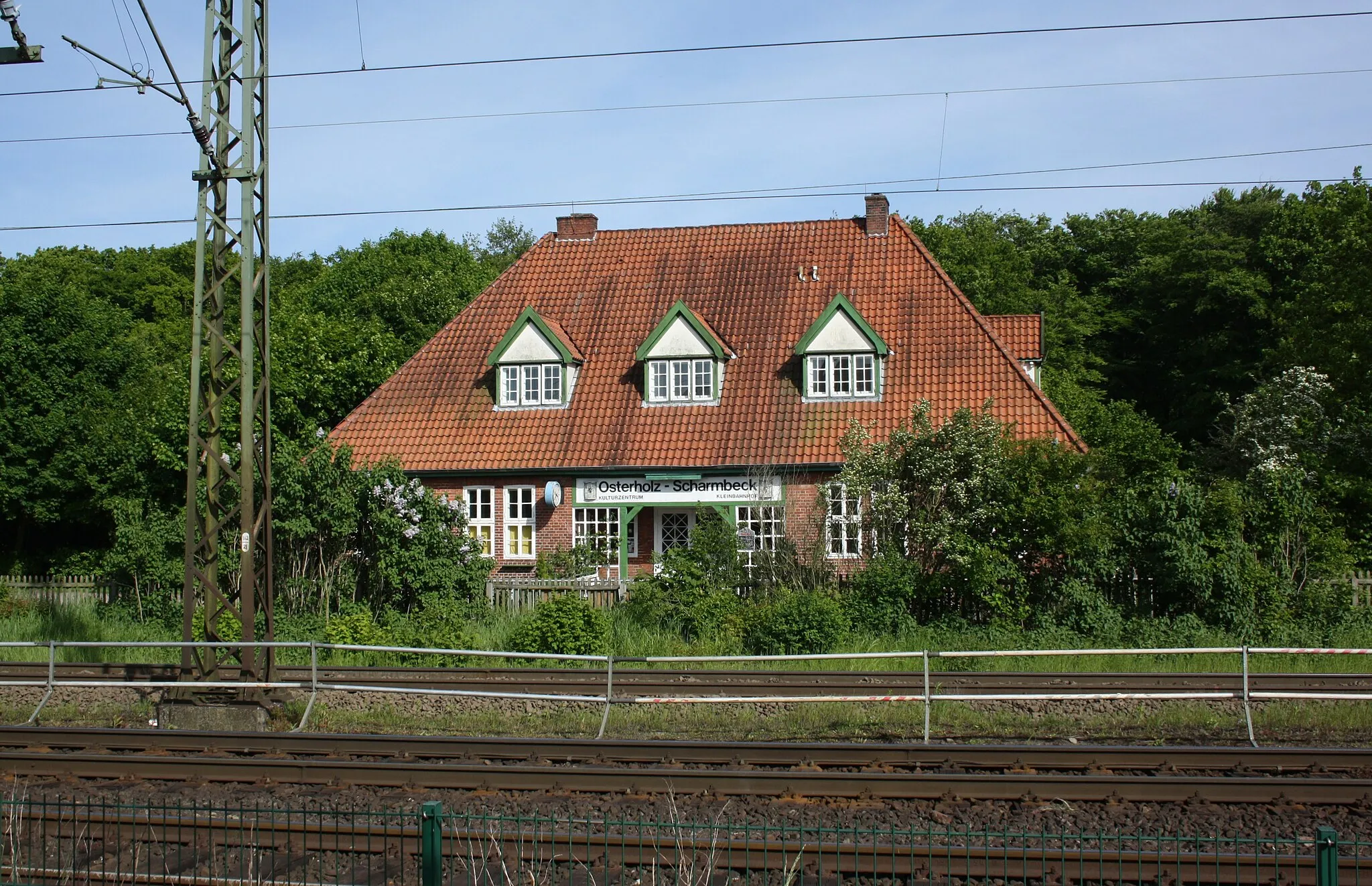 Photo showing: Empfangsgebäude des ehemaligen Kleinahnhofs Osterholz-Scharmbeck. Das Gebäude wird derzeit als Kulturzentrum genutzt.
