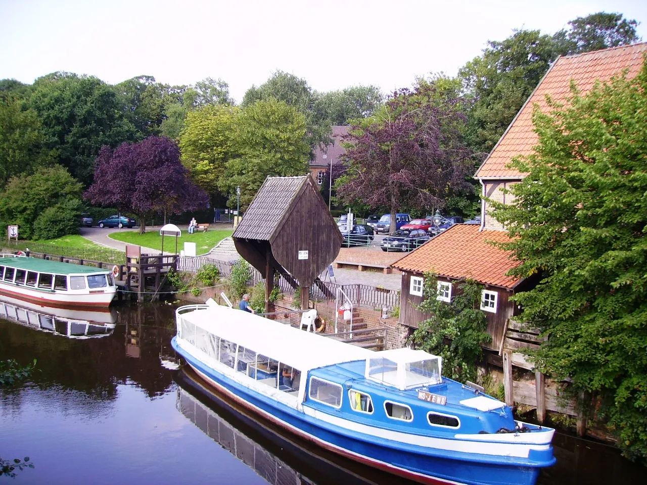 Photo showing: Launches MS “Onkel Heinz” (left) and MS “Jens” at Großer Specken in Otterndorf, Lower Saxony, Germany. At shore the 5 m (6.70 m above the Medem river) wheel and axle port crane