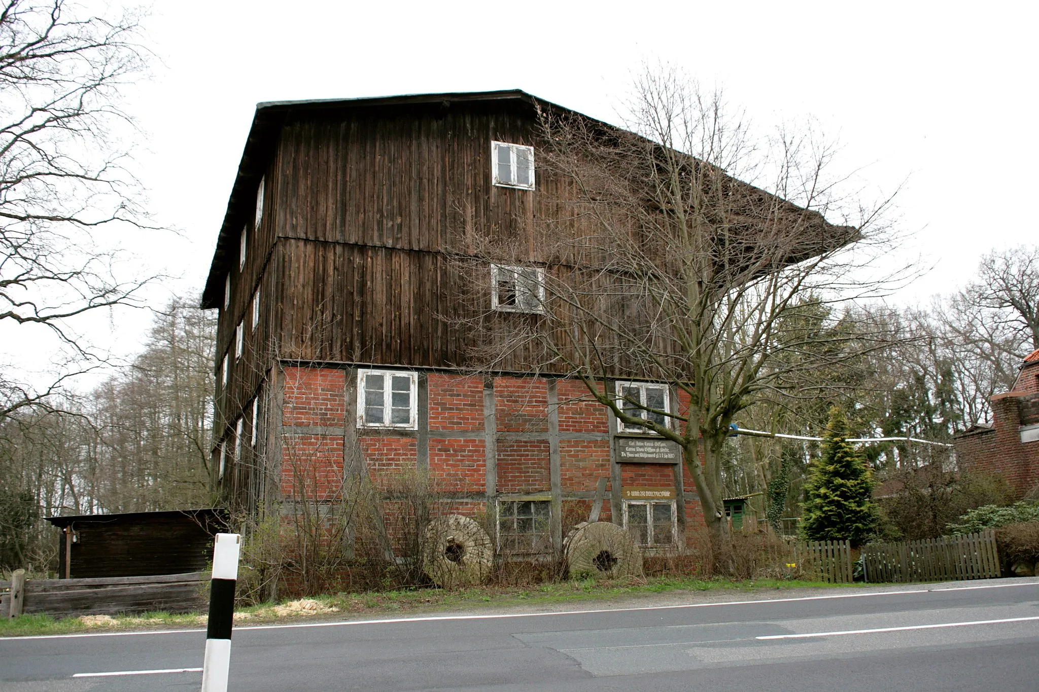 Photo showing: Neumühle Borg neben (ehemals an) der Wipperau, Neumühle (Bundesstraße 191) in Rosche