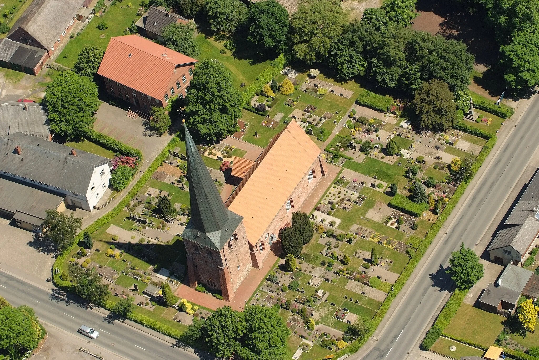 Photo showing: St.-Johannis-Kirche in Sandstedt
Fotoflug vom Flugplatz Nordholz-Spieka über Cuxhaven und Wilhelmshaven