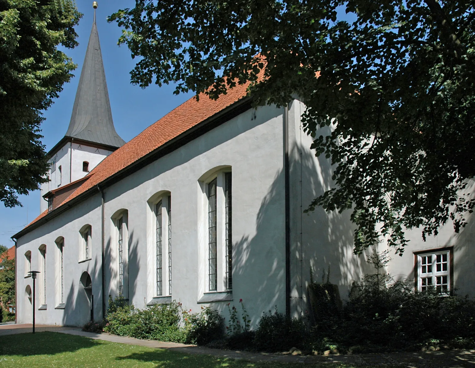 Photo showing: The St. Lucas-Church in Scheeßel, south-eastern aspect