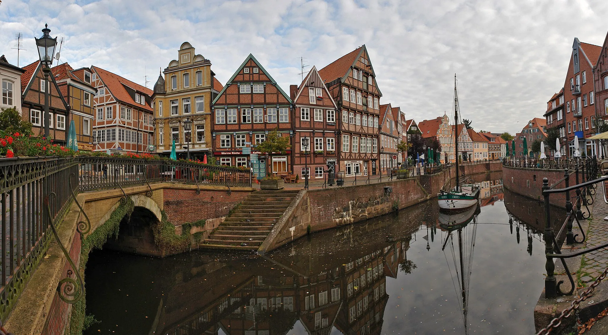 Photo showing: Hansehafen mit Hudebrücke und den Straßen Wasser-West und Wasser-Ost in Stade