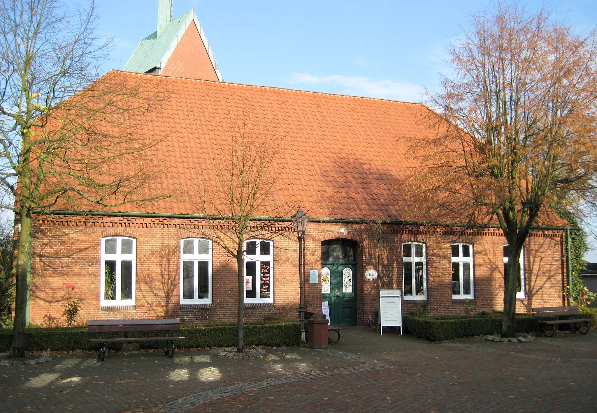 Photo showing: Gemeindebücherei (zuvor: Lehrer-Wohnhaus, ursprünglich: altes Schulgebäude) in Stelle (Landkreis Harburg) in Niedersachsen, Deutschland