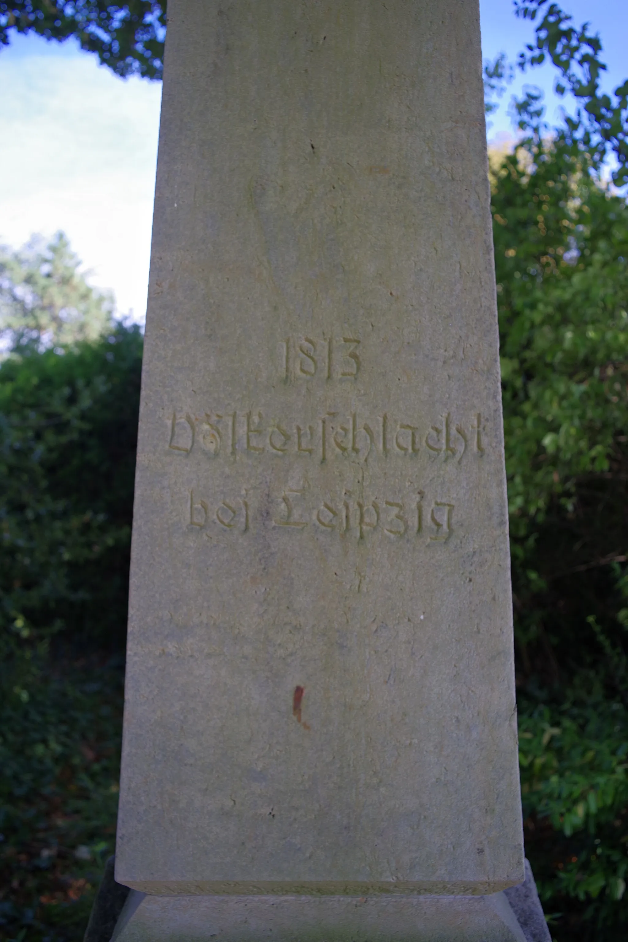 Photo showing: Obere Inschrift auf dem Denkmal für die Völkerschlacht bei Leipzig in Stelle: "1813 Völkerschlacht bei Leipzig"