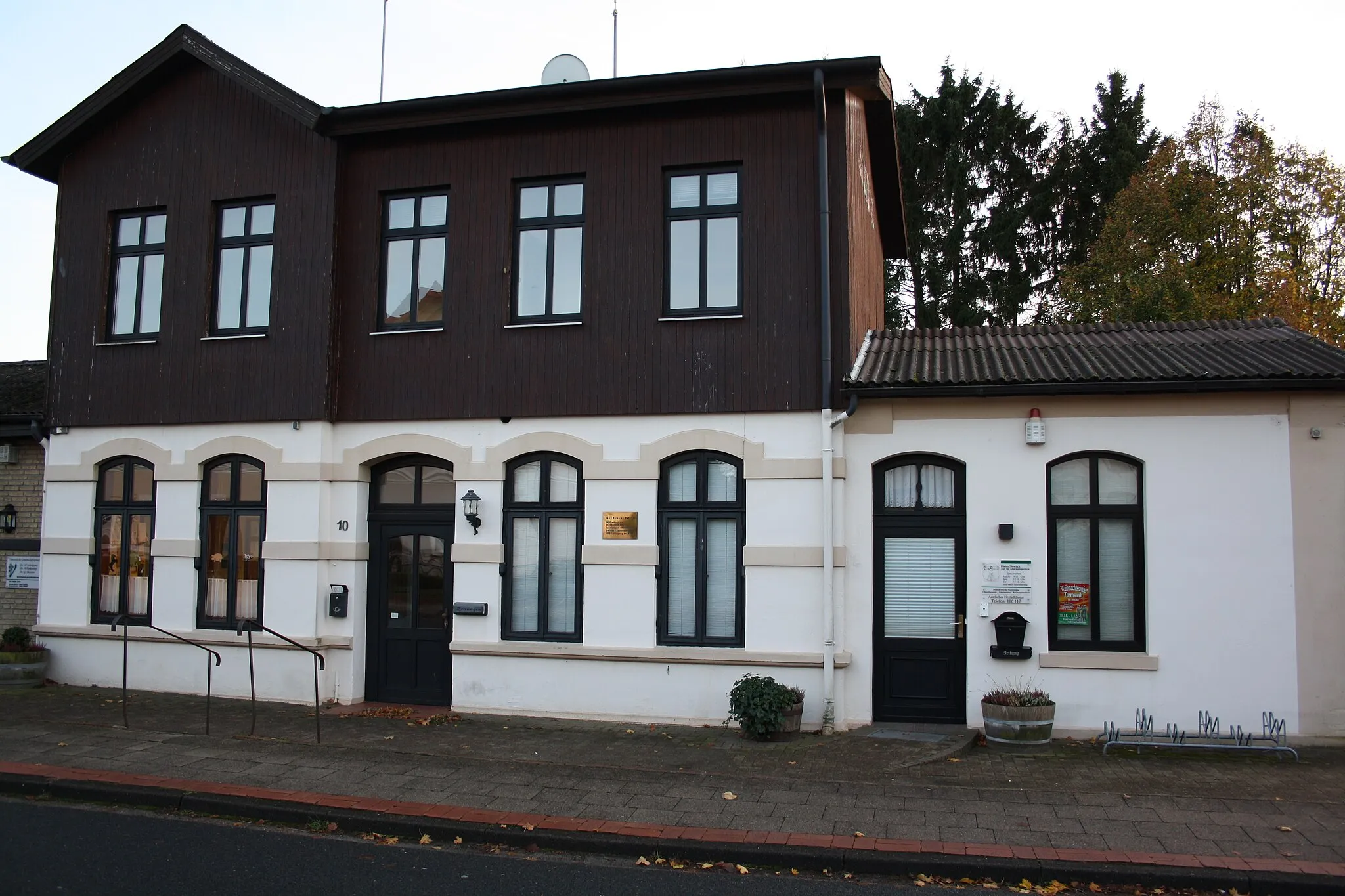 Photo showing: ehemaliges Bahnhofsgebäude der Schmalspurbahn Bremen-Tarmstedt (Jan Reiners) in Tarmstedt, Bahnhofstraße