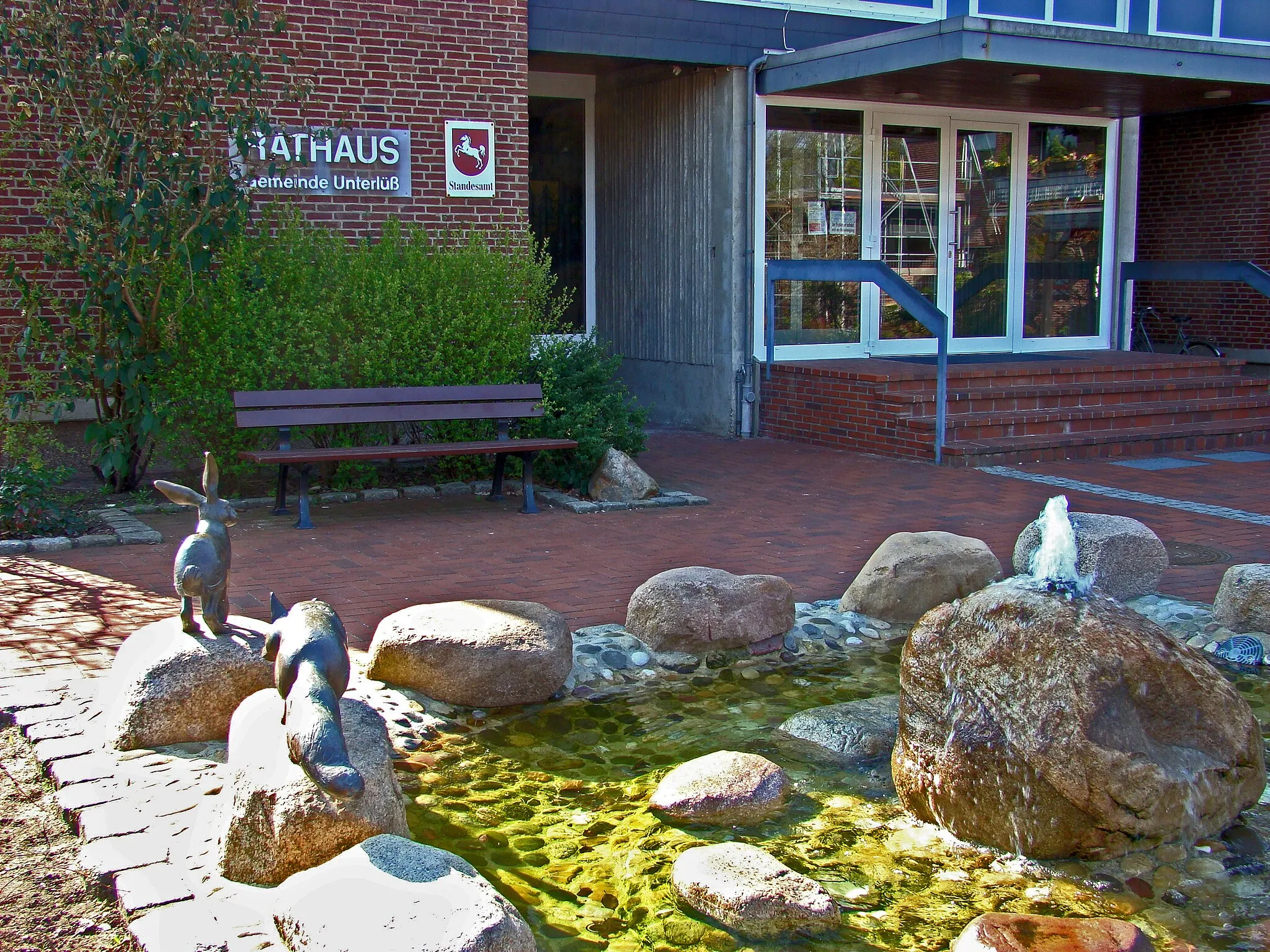 Photo showing: Fuchs und Hase-Brunnen vor dem Rathaus in Unterlüß