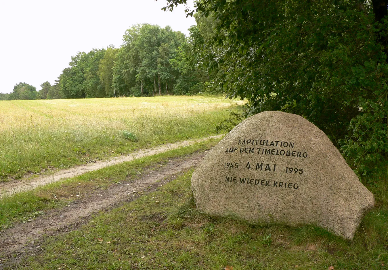 Photo showing: Am 4. Mai 1995 am Rande des Timeloberges aufgestellter Gedenkstein zum Gedenken an die Unterzeichnung der Kapitulation am 4. Mai 1945. Aufstellung außerhalb des Übungsplatzes bei Wendisch Evern