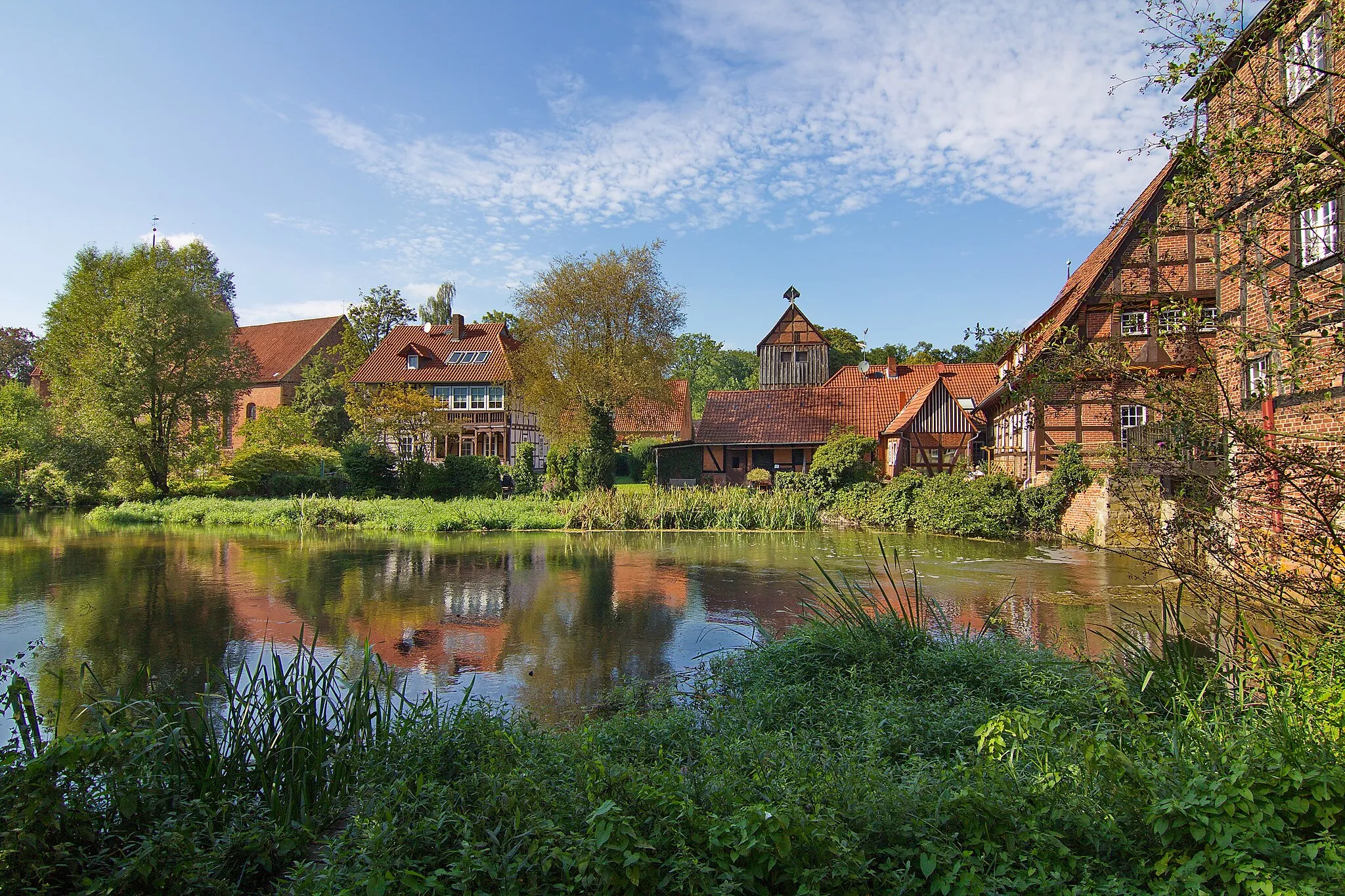 Photo showing: Eine Mühle in Wienhausenwurde schon 1351 erwähnt, das heutige kleinere Mühlengebäude stammt von 1591, das mehrgeschossige auf dem linken Ufer des Mühlkanals entstand im 18. Jhd.