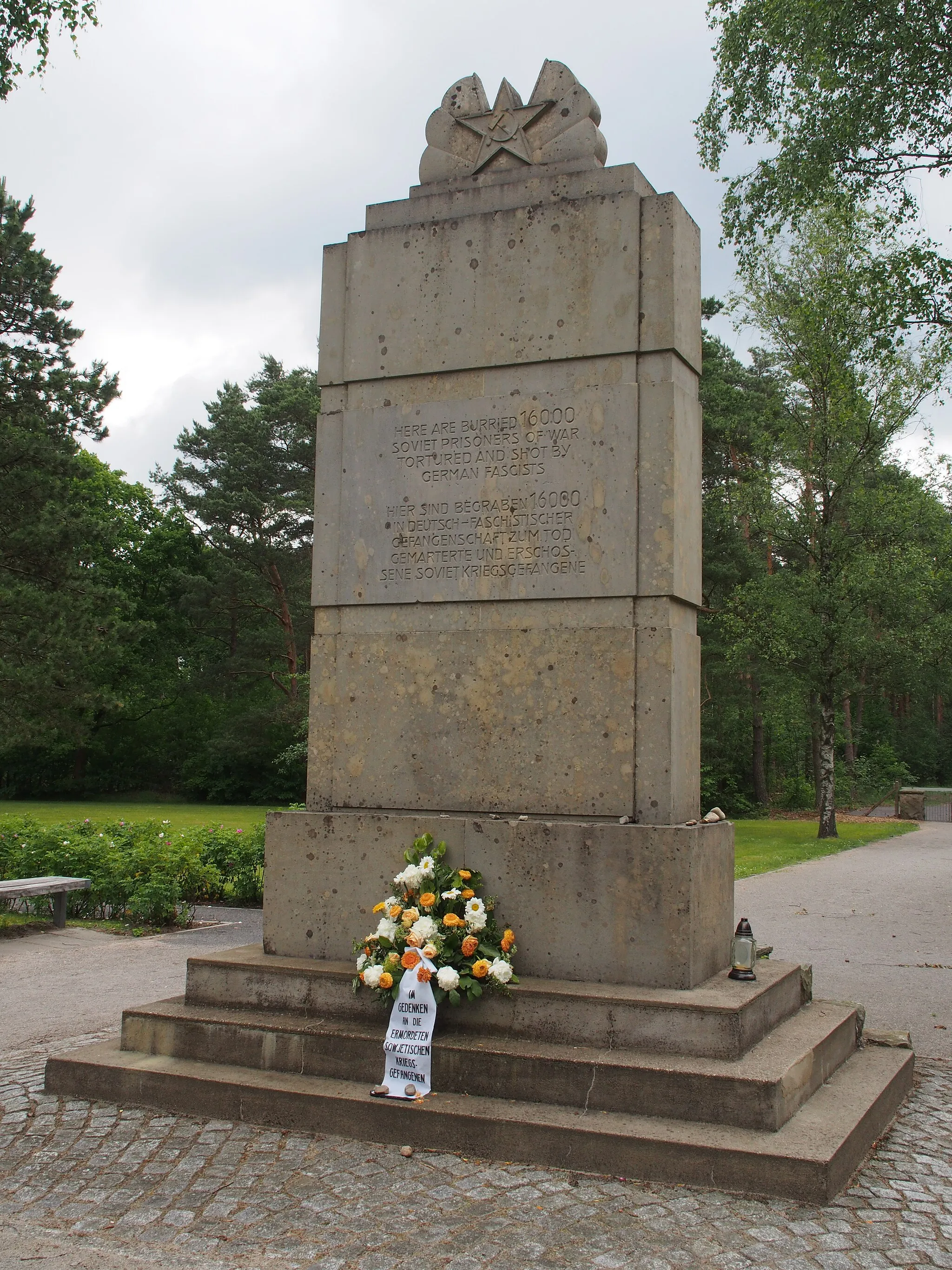 Photo showing: Mahnmal auf dem sowjetischen Kriegsgefangenenfriedhof Wietzendorf