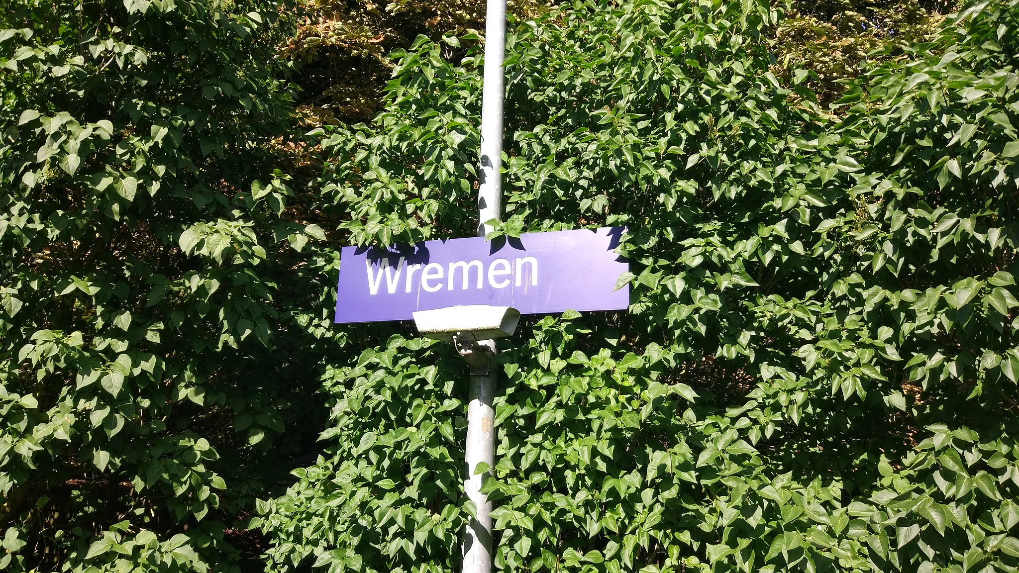 Photo showing: Bahnhofsschild Wremen