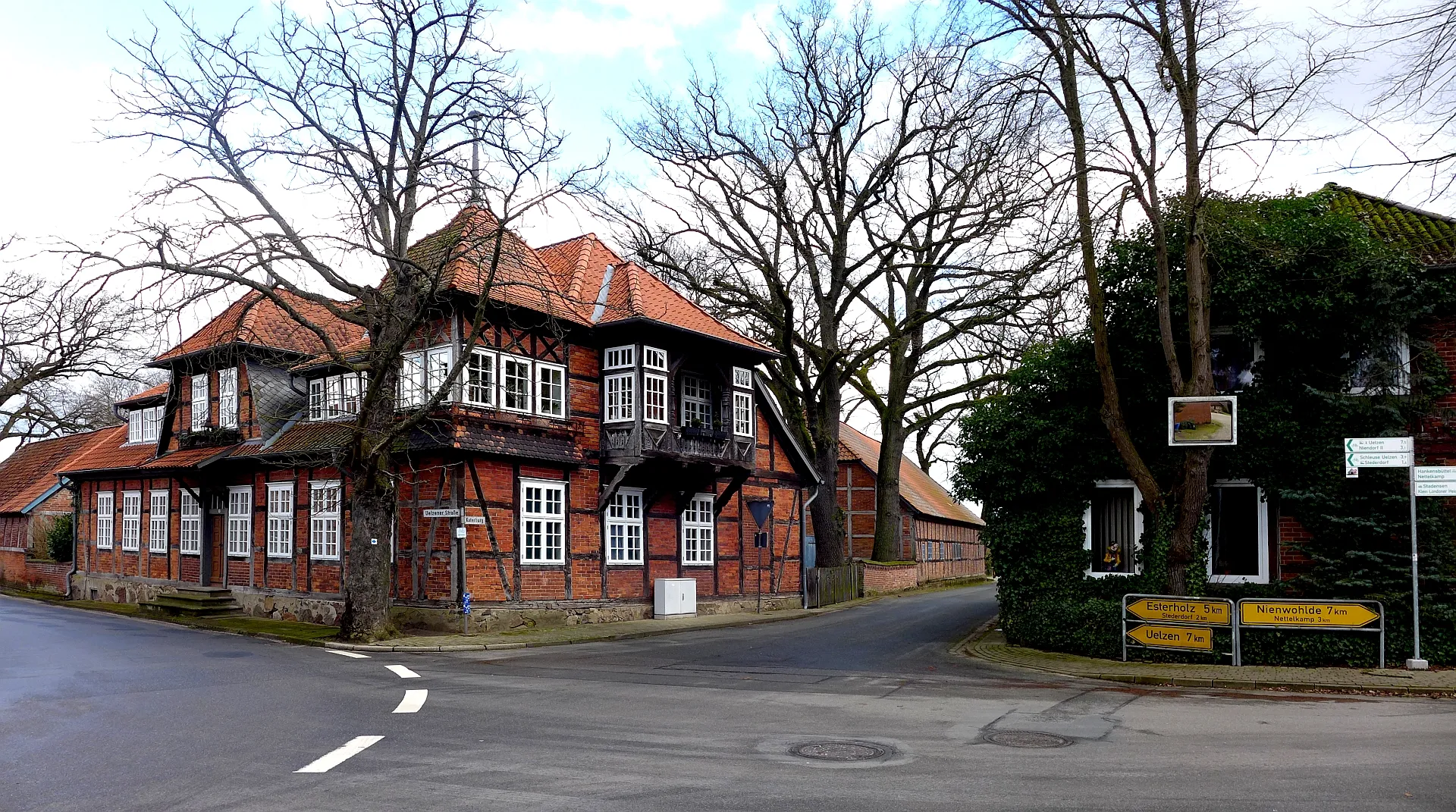 Photo showing: Architektonisch bemerkenswertes Anwesen im Fachwerkstil an der Straße Katerburg, Wrestedt.