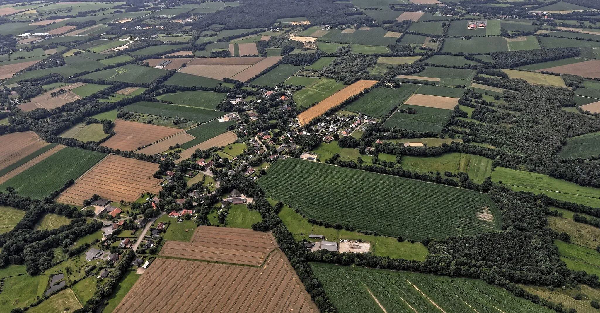 Photo showing: Bilder vom Flug Nordholz Hammelburg 2015: Albstedt, Blick von Nordosten.