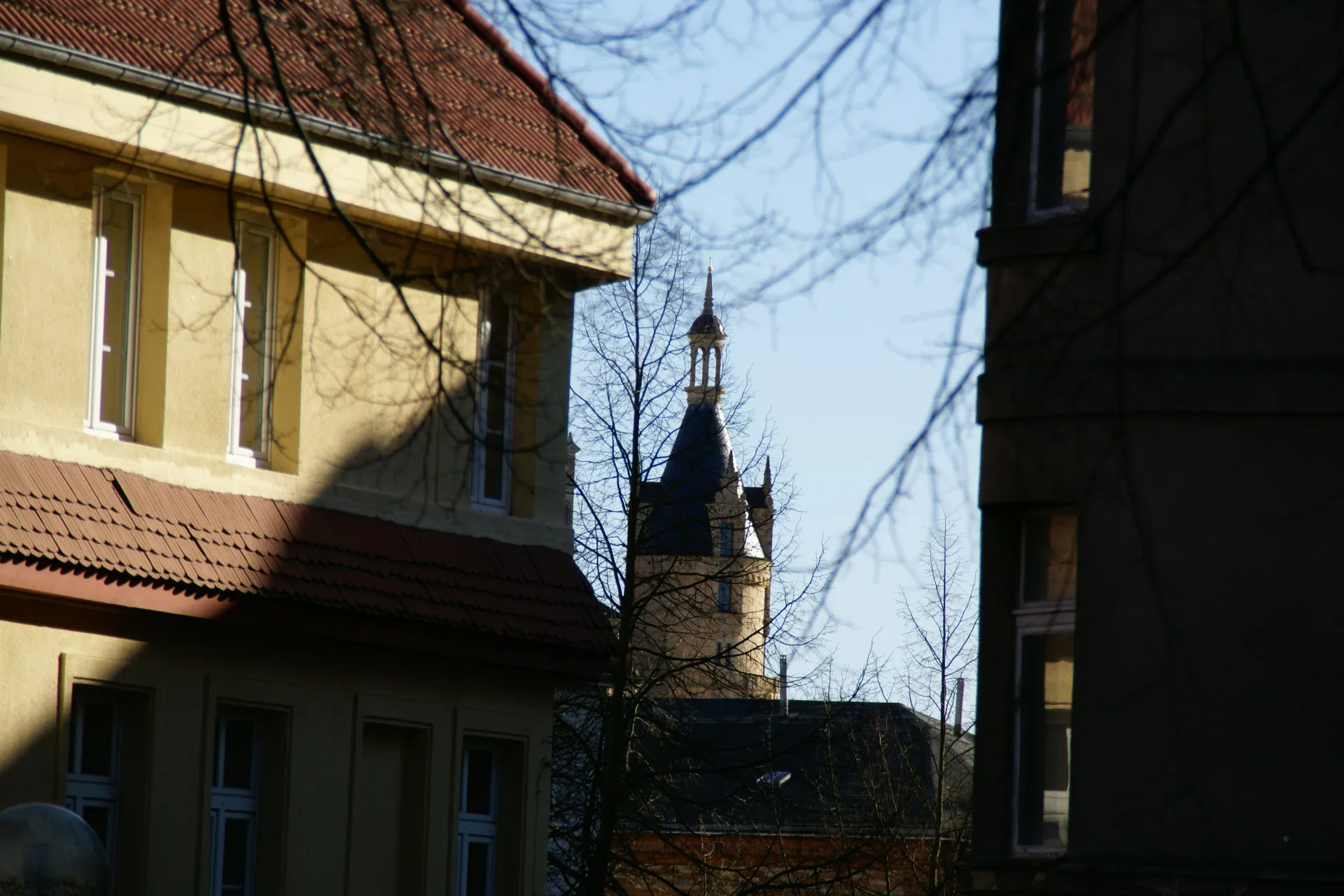 Photo showing: View of the castle from SChlachtermarkt (Butchers' Market Square) in Schwerin, Germany