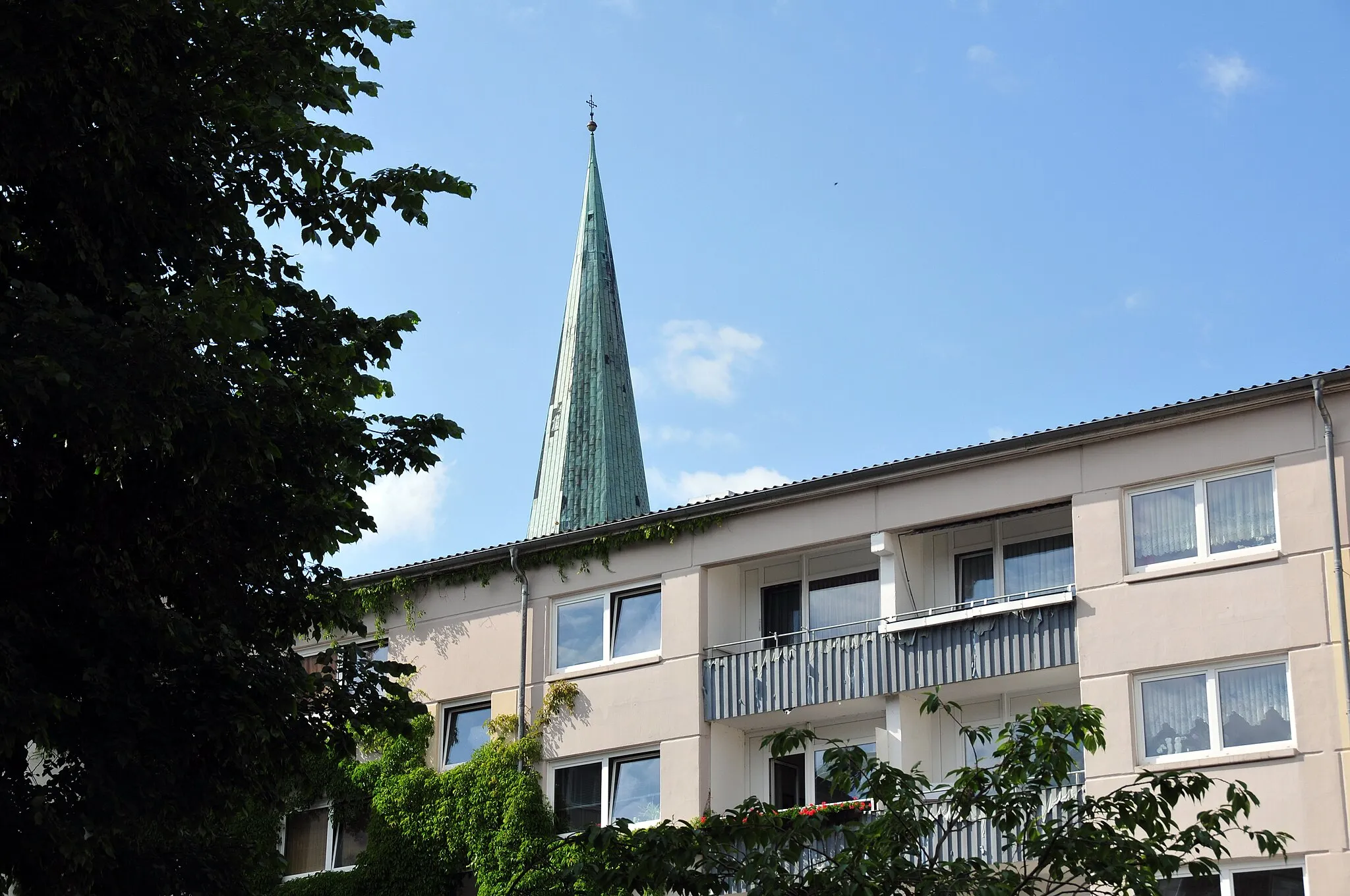 Photo showing: Schwerin; mit 50mm Brennweite von der Orangerie zum Bahnhof