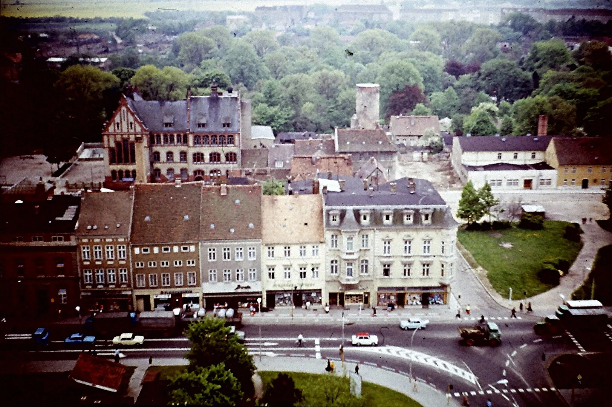 Photo showing: Blick vom Nikolaikirchturm auf die Steinstraße, Pulverturm und Käthe-Kollwitz-Schule