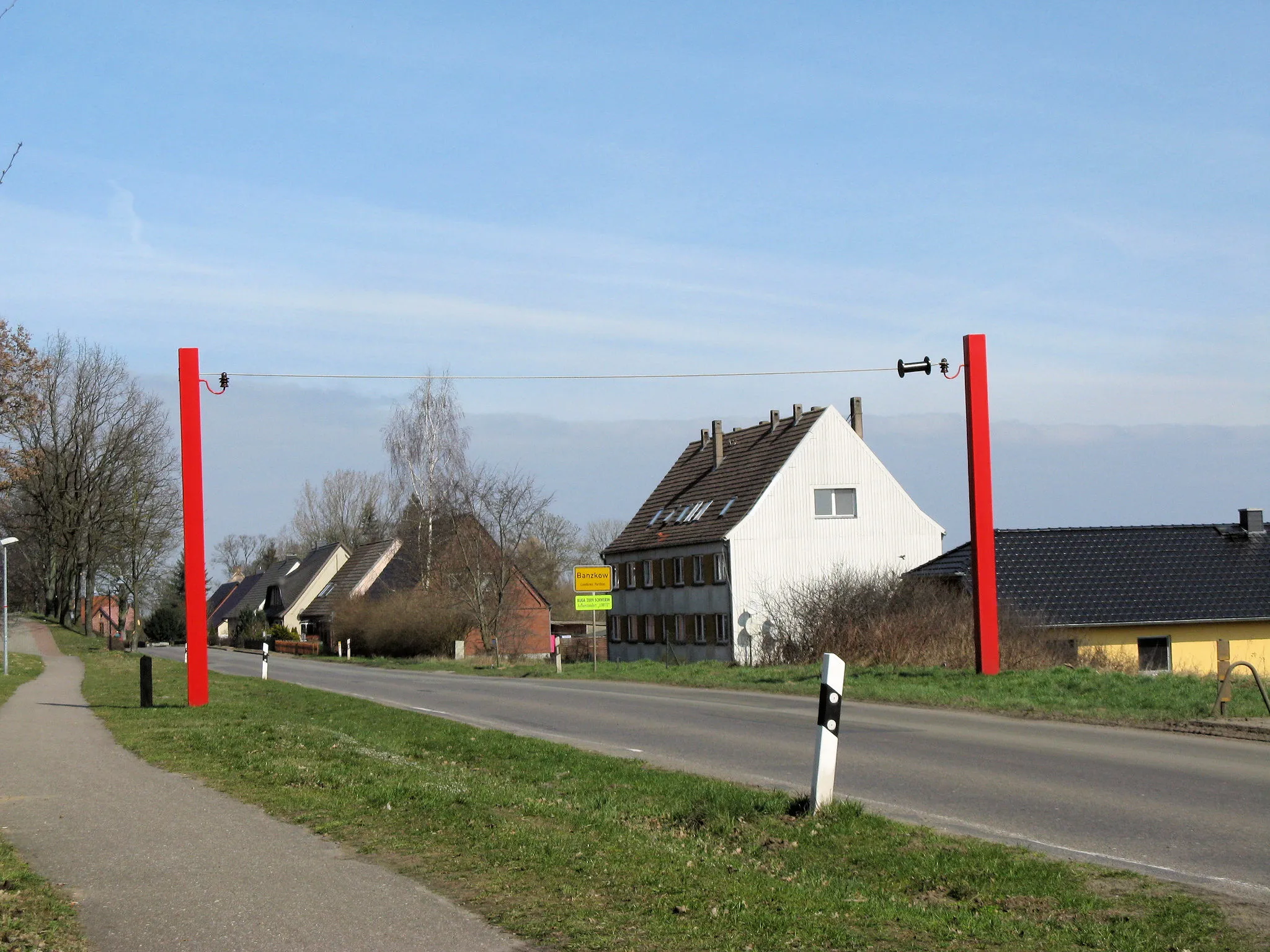 Photo showing: Electric fence sculpture in Banzkow, district Ludwigslust-Parchim, Mecklenburg-Vorpommern, Germany