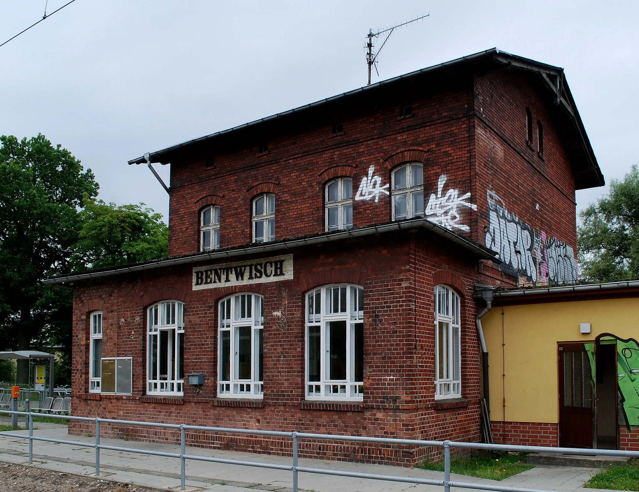 Photo showing: Der Bahnhof in Bentwisch. Befahren von der Linie nach Graal Müritz und Gegenrichtung Rostock Hbf/ Bad Doberan.