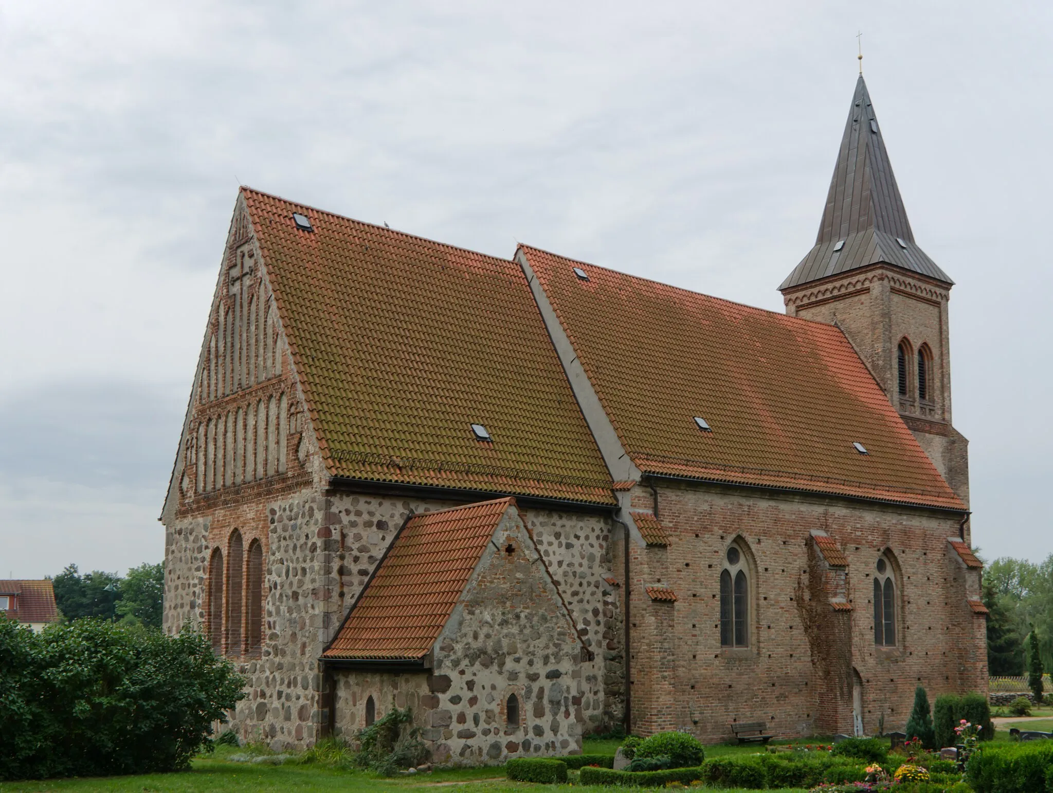 Photo showing: Kirche St.Godehard in Kessin
