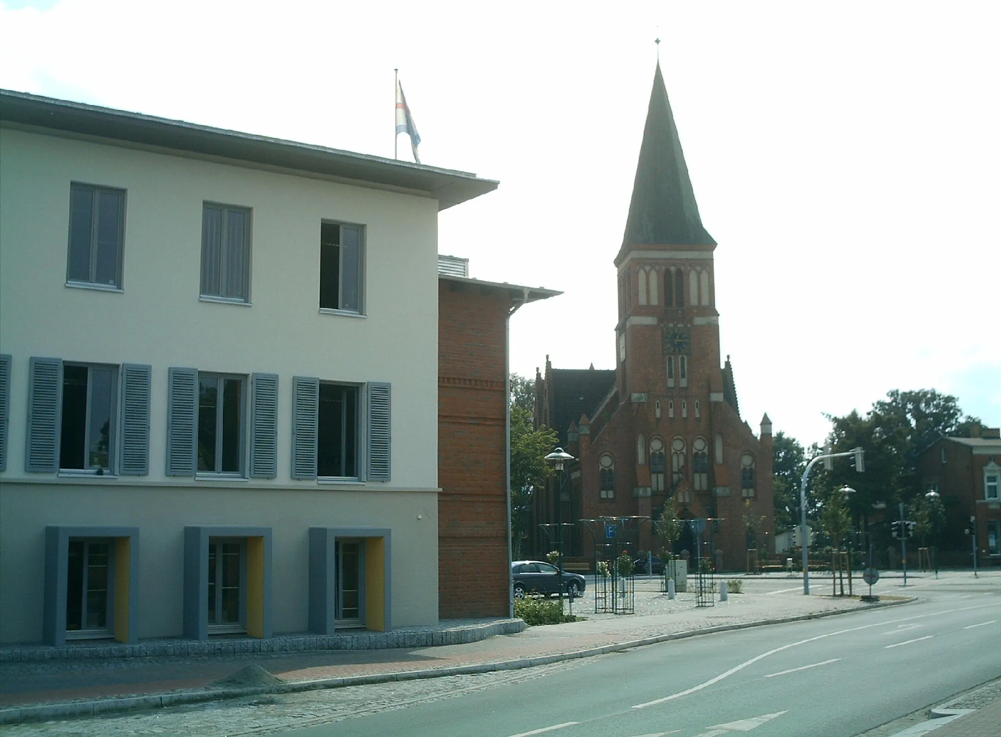 Photo showing: Eggesin, Luther-Kirche mit neugestalteter Fassade des Rathauses