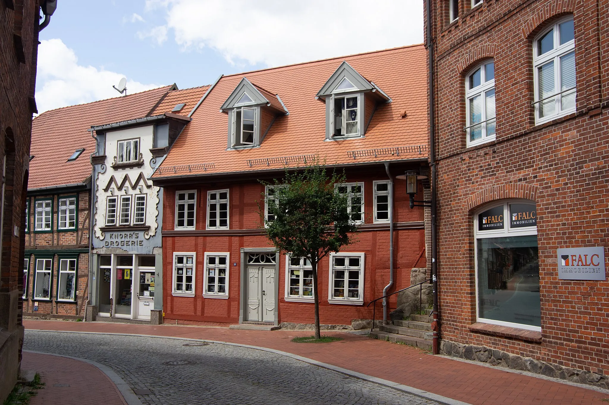 Photo showing: Gadebusch in Mecklenburg-Vorpommern. Das Gebäude, die Adresse steht im Namen, steht unter Denkmale