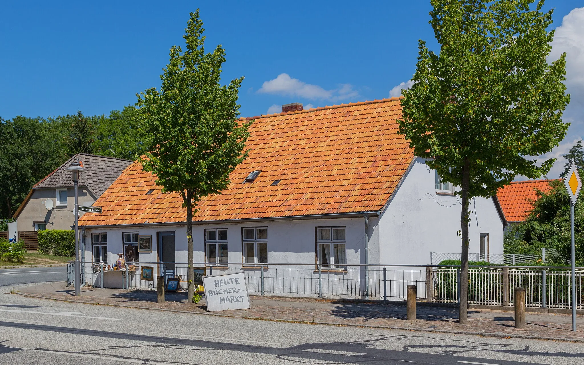 Photo showing: House 17 Linden Street (Lindenstraße 17) in Garz/Rügen, Landkreis Vorpommern-Rügen, Mecklenburg-Vorpommern, Germany.