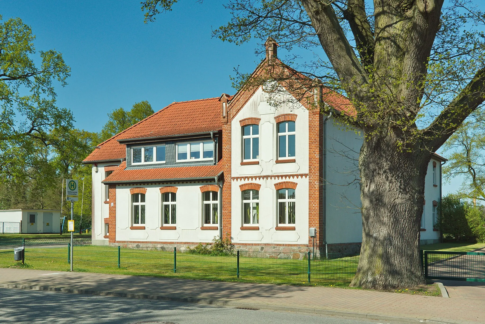 Photo showing: Verwaltungssitz des Amtes Rostocker Heide im alten Schulgebäude von Gelbensande