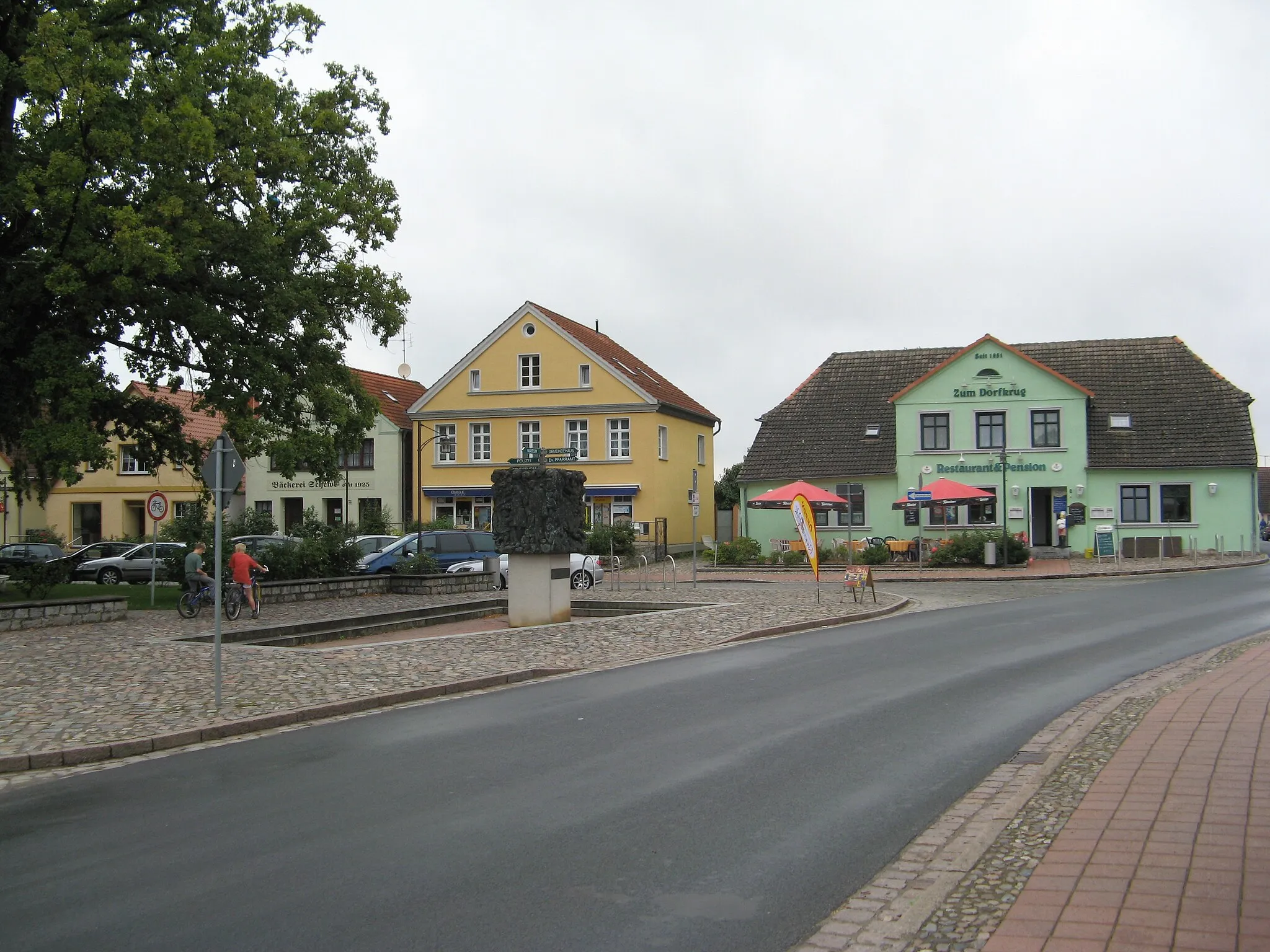 Photo showing: Alte Häuser im Ortskern von Gingst auf Rügen