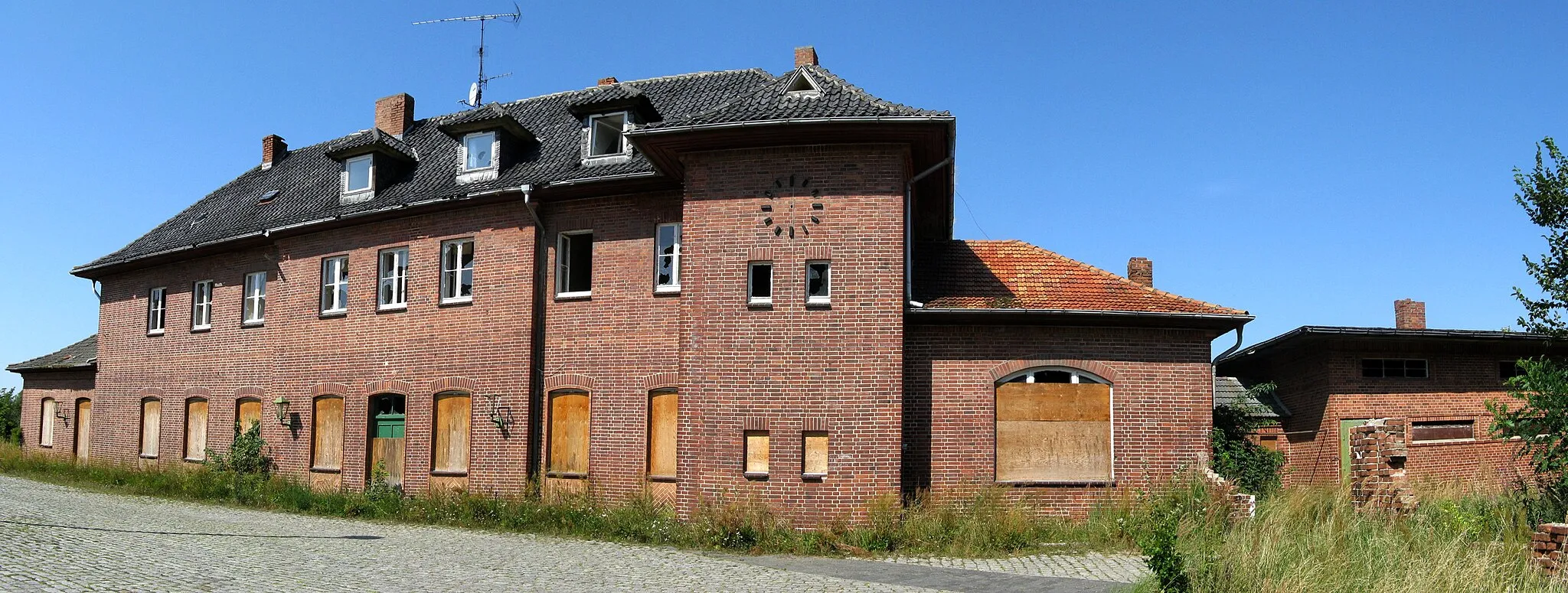 Photo showing: Former train station in Gnoien, disctrict Güstrow, Mecklenburg-Vorpommern, Germany