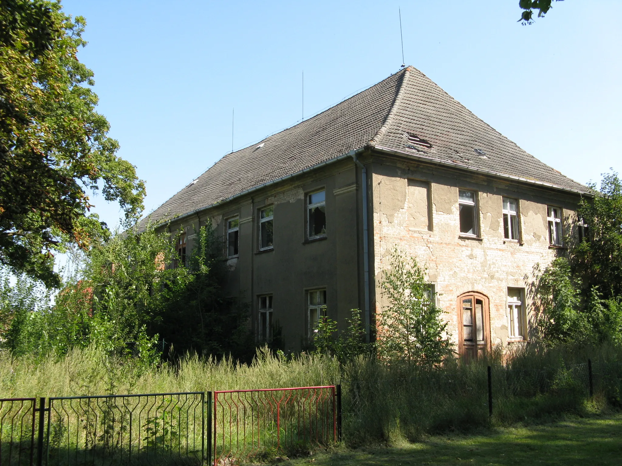 Photo showing: Ruin of former manor house in Dölitz, disctrict Güstrow, Mecklenburg-Vorpommern, Germany