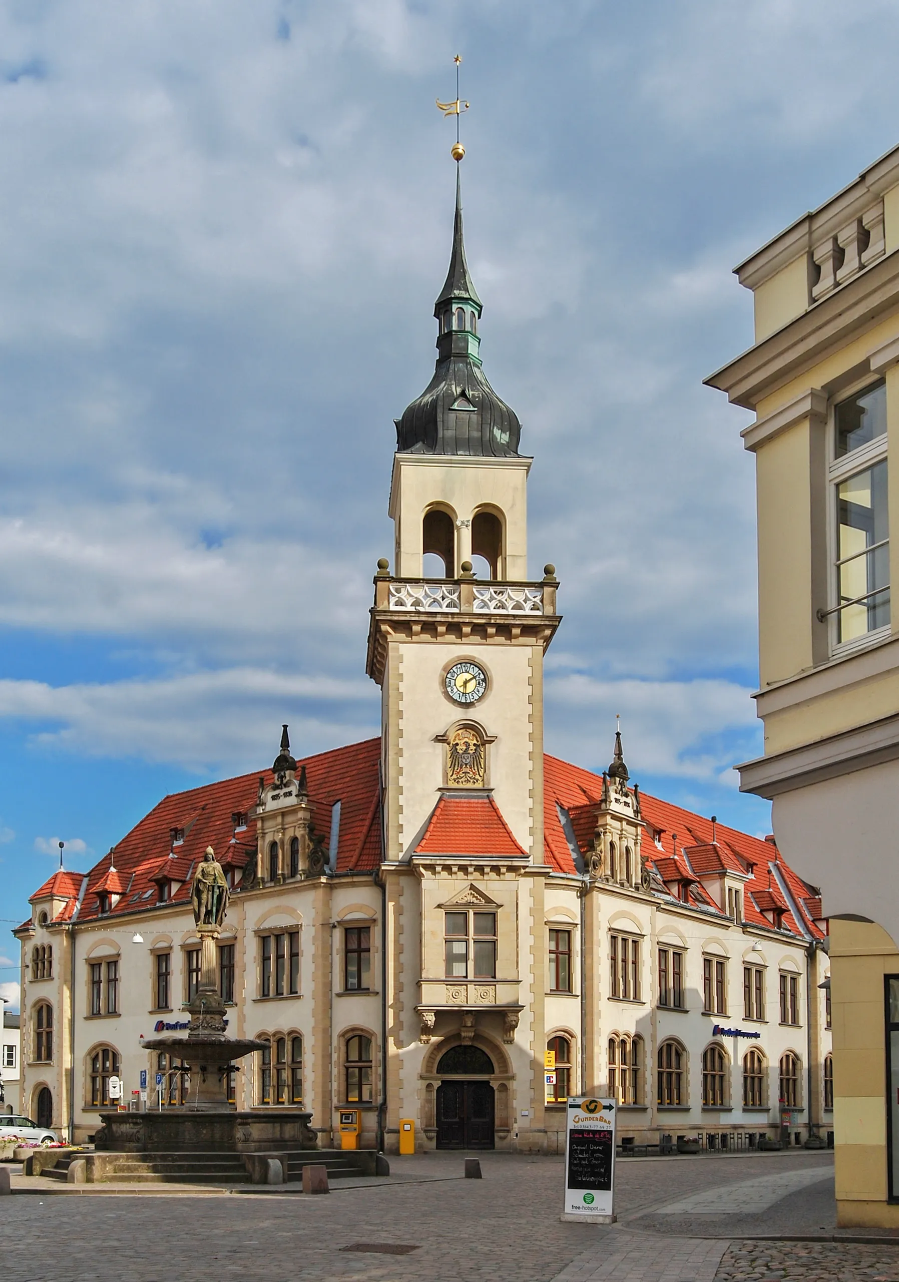 Photo showing: The post office building in Güstrow, Mecklenburg-Vorpommern.