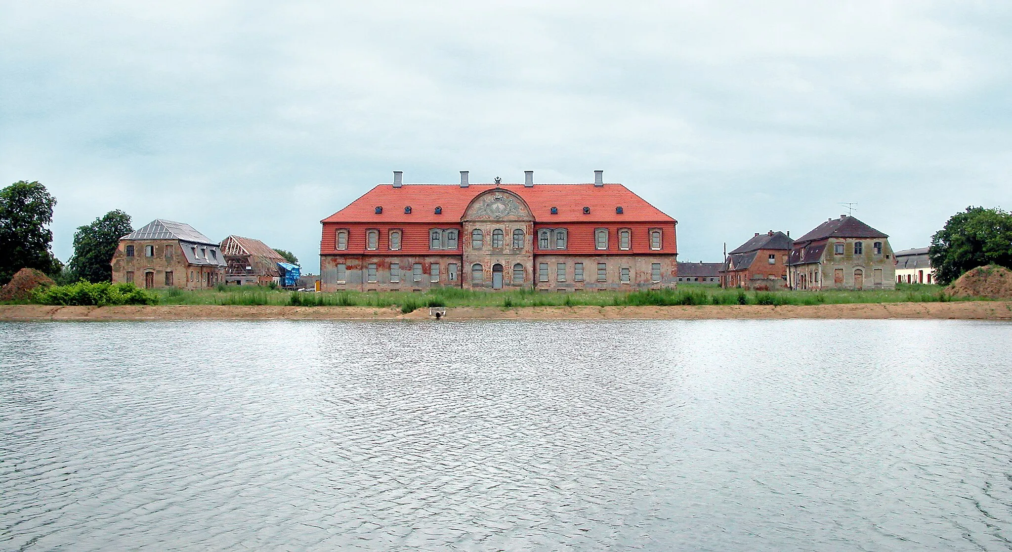 Photo showing: 26.06.2004   17019   Gützkow (Röckwitz), Dorfstraße (GMP: 53.725074,13.106744): Barockes Schloß als Herrenhaus des einstigen Ritterguts. Das symmetrische Gebäudeensemble aus repräsentativem Herrenhaus und den flankierenden Kavaliershäusern bildet einen weitläufigen Ehrenhof. Das Gutshaus wurde bis 1777 im Barockstil durch Adam von Blücher errichtet. Im Zuge der Bodenreform wurde 1945 der letzte Besitzer Siegfried von Sydow enteignet. Im Haus wurden Wohnungen eingerichtet. Ab 1985 stand das Gebäude leer. 1998 erwarb Helmuth Freiherr von Maltzahn das Anwesen und begann mit dem Wiederaufbau. Parkseite.                                     [DSCN4230.JPG]20040625190DR.JPG(c)Blobelt