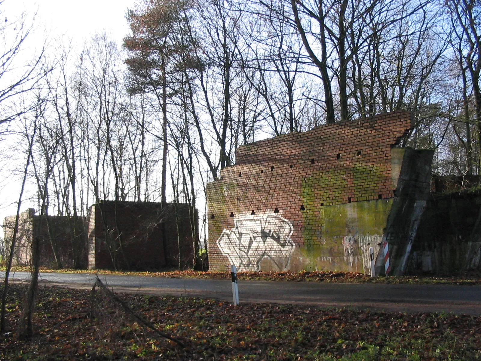 Photo showing: unused motorway bridge on the former planned route of the Reichsautobahn Hamburg-Berlin near Hagenow (Germany) from the 1930s.
