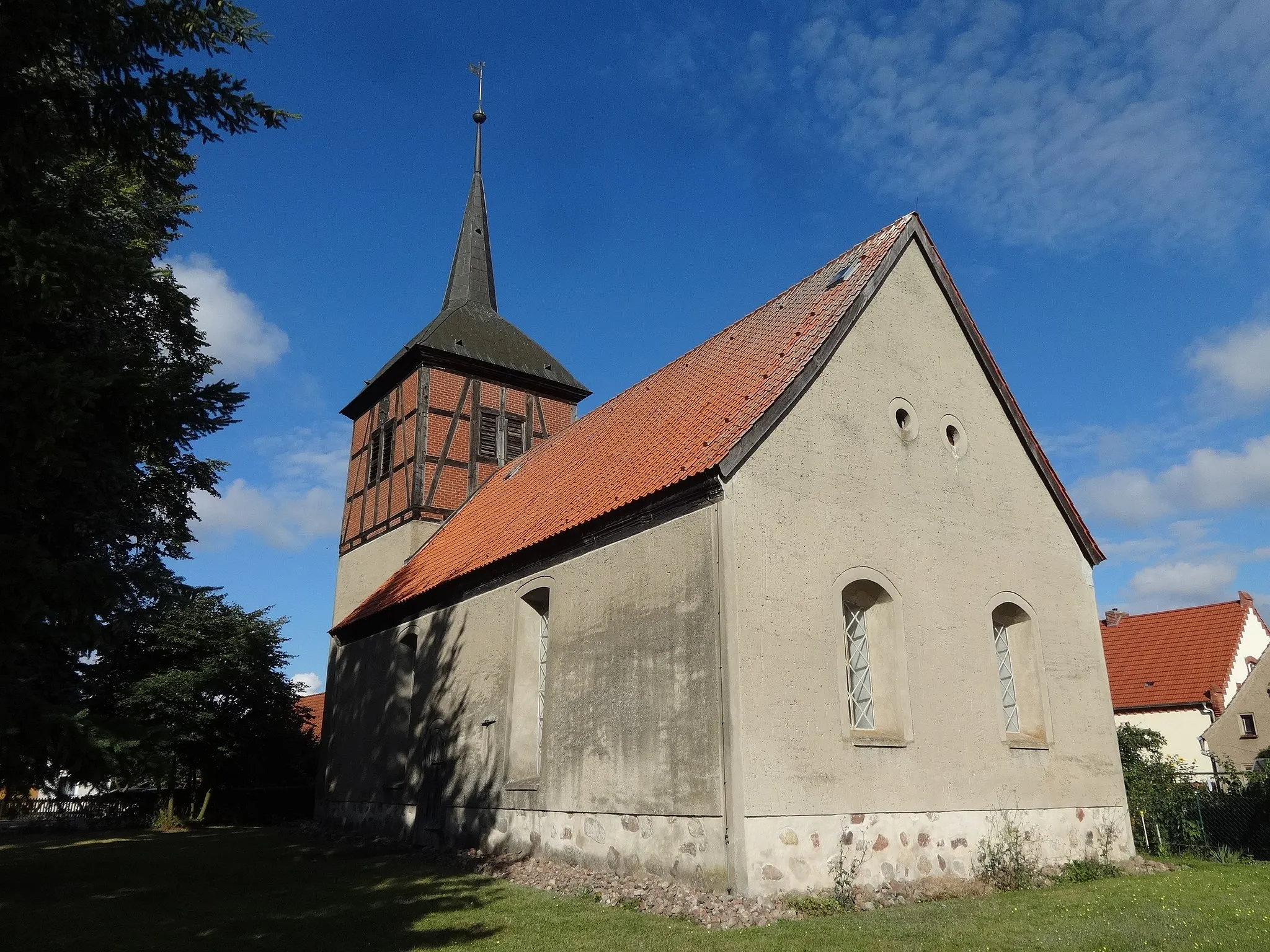 Photo showing: Die Dorfkirche in Jatznick ist eine Feldsteinkirche, die vermutlich im 14. Jahrhundert entstand und um 18. Jahrhundert barock überformt wurde. Im Innern befindet sich eine barocke Ausstattung, die überwiegend aus dem Jahr 1733 stammt.