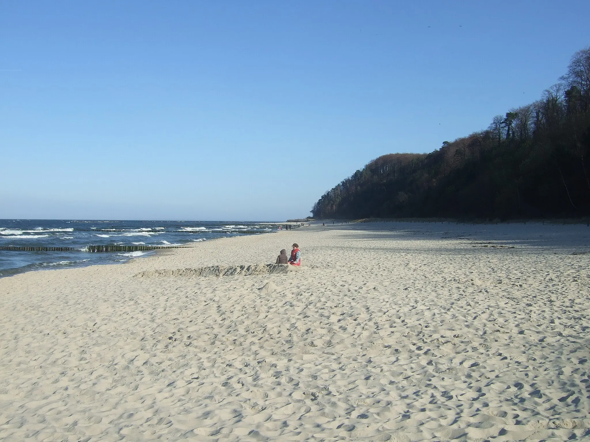 Photo showing: Baltic Sea beach in Koserow, Mecklenburg-Vorpommern, Germany viewing southeast to Streckelsberg hill.