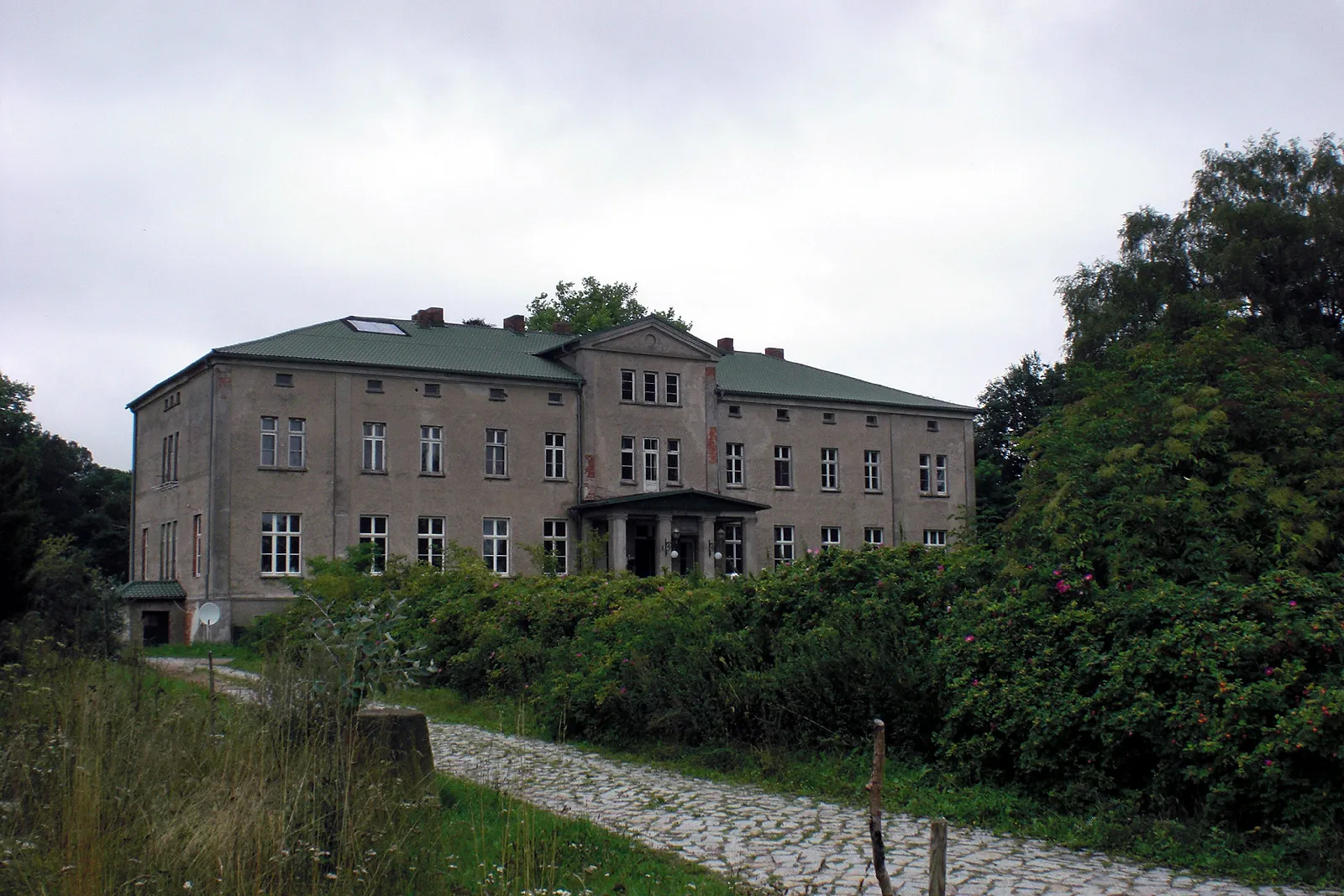 Photo showing: Gutshaus Dersentin in Lalendorf (Mecklenburg-Vorpommern)
Datum: 15.08.2010
Urheber: onnola (Flickr-User)
Quelle: https://www.flickr.com/photos/30845644@N04/4932233972/in/set-72157624694361355/