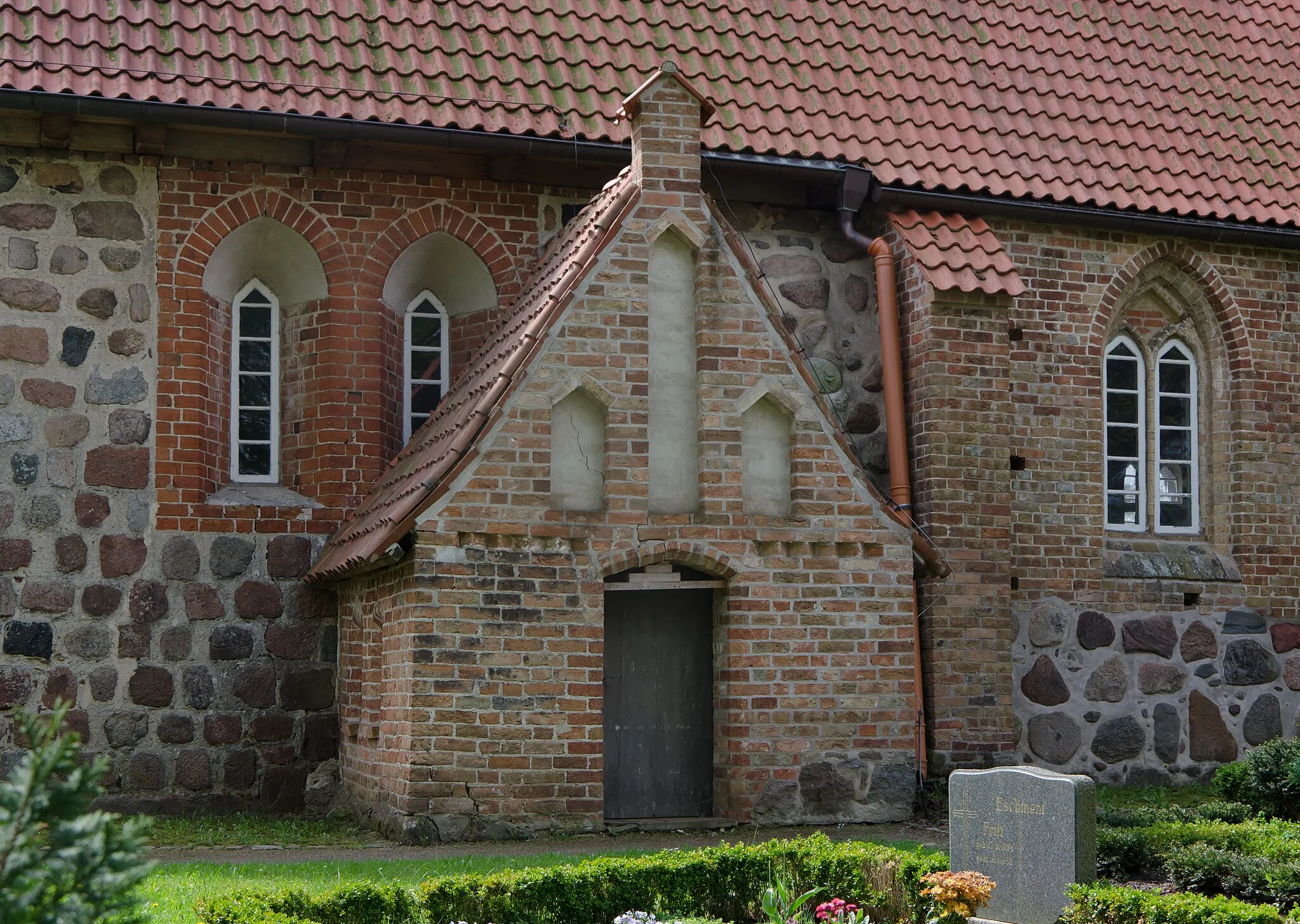 Photo showing: Lambrechtshagen Kirche Anbau Nordseite