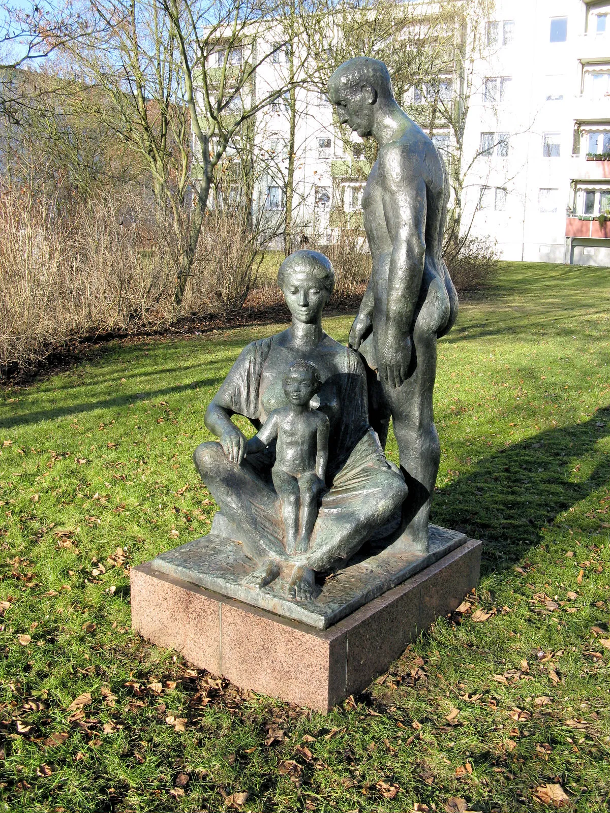 Photo showing: Family sculpture in Schwerin-Lankow, Mecklenburg-Vorpommern, Germany