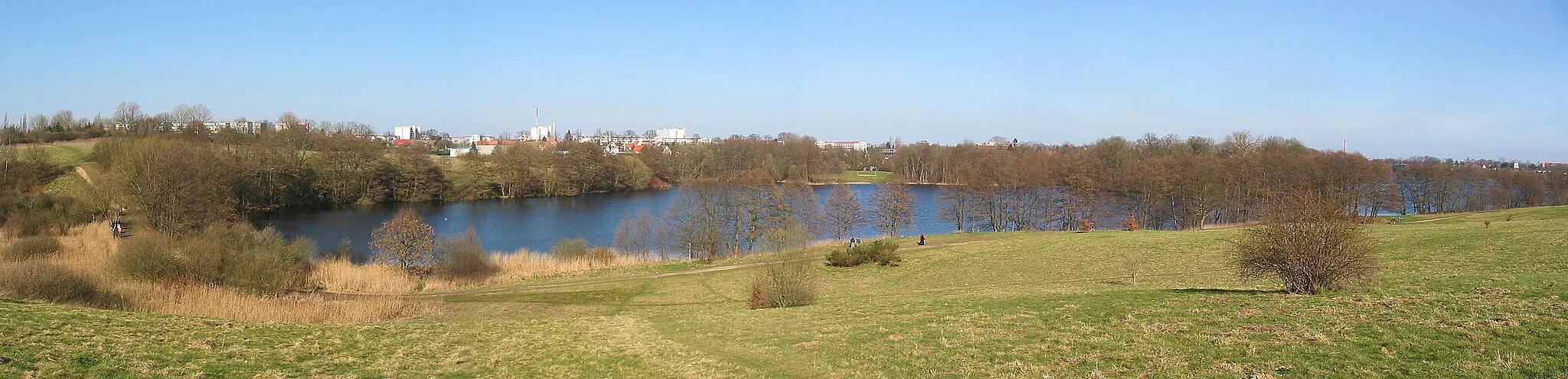 Photo showing: view over the northwest part of the Lake of Lankow, in the background: Schwerin-Lankow