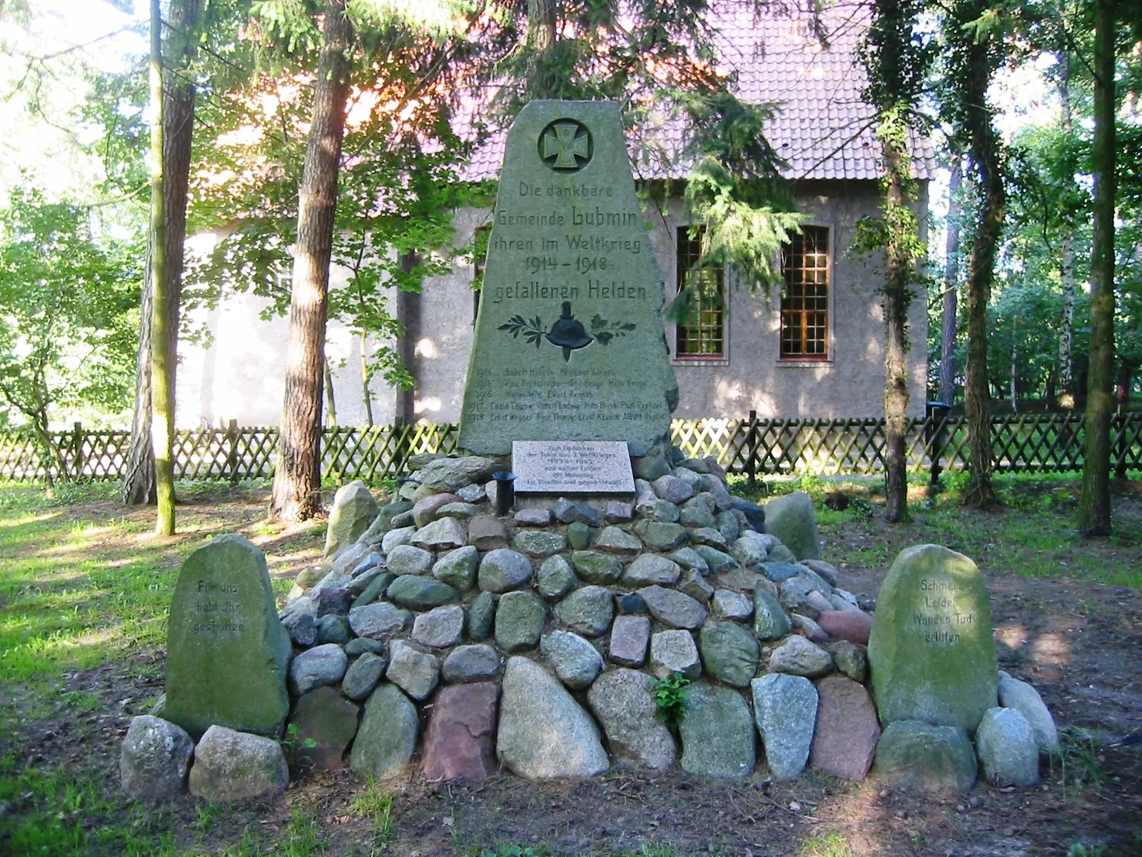 Photo showing: Denkmal für die Gefallenen der Gemeinde Lubmin im Ersten Weltkrieg; es befindet sich neben der Petrikirche in Lubmin