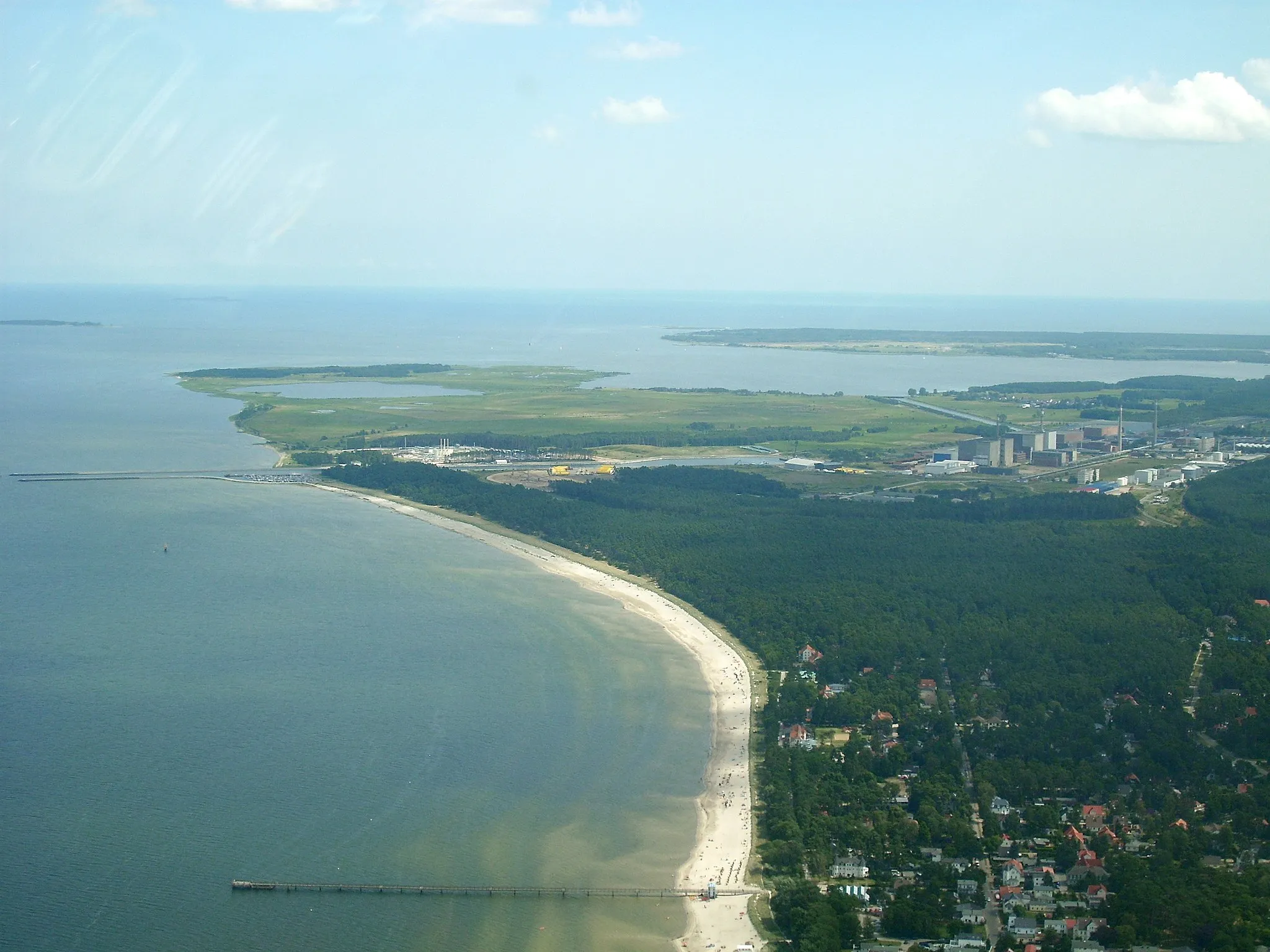 Photo showing: Blick nach Ostnordosten über Lubmin, das Kernkraftwerk und Usedom