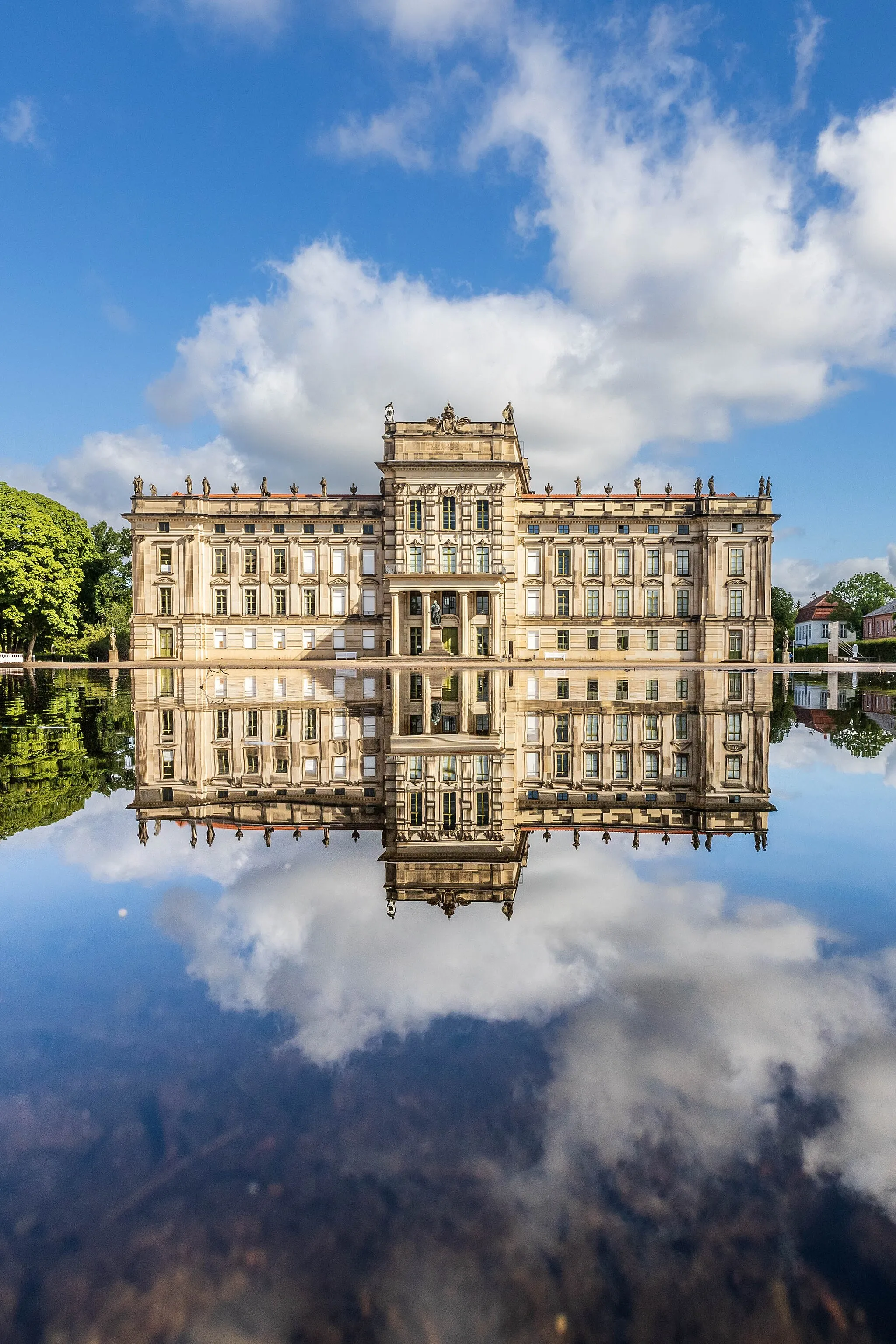 Photo showing: Schloss Ludwigslust, ein Baudenkmal gemäß de:Liste der Baudenkmale in Ludwigslust Gartenfassade