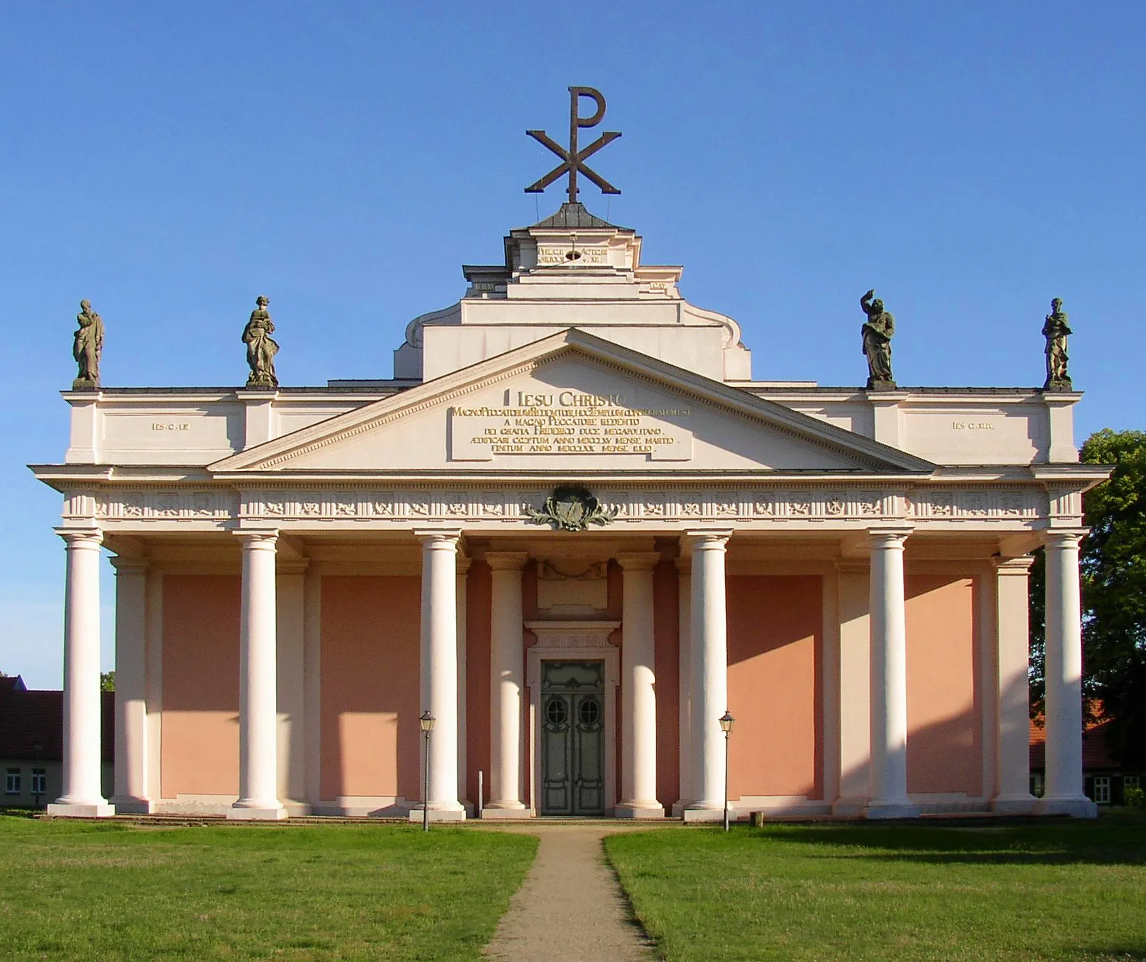 Photo showing: Church in Ludwigslust in Mecklenburg-Western Pomerania, Germany