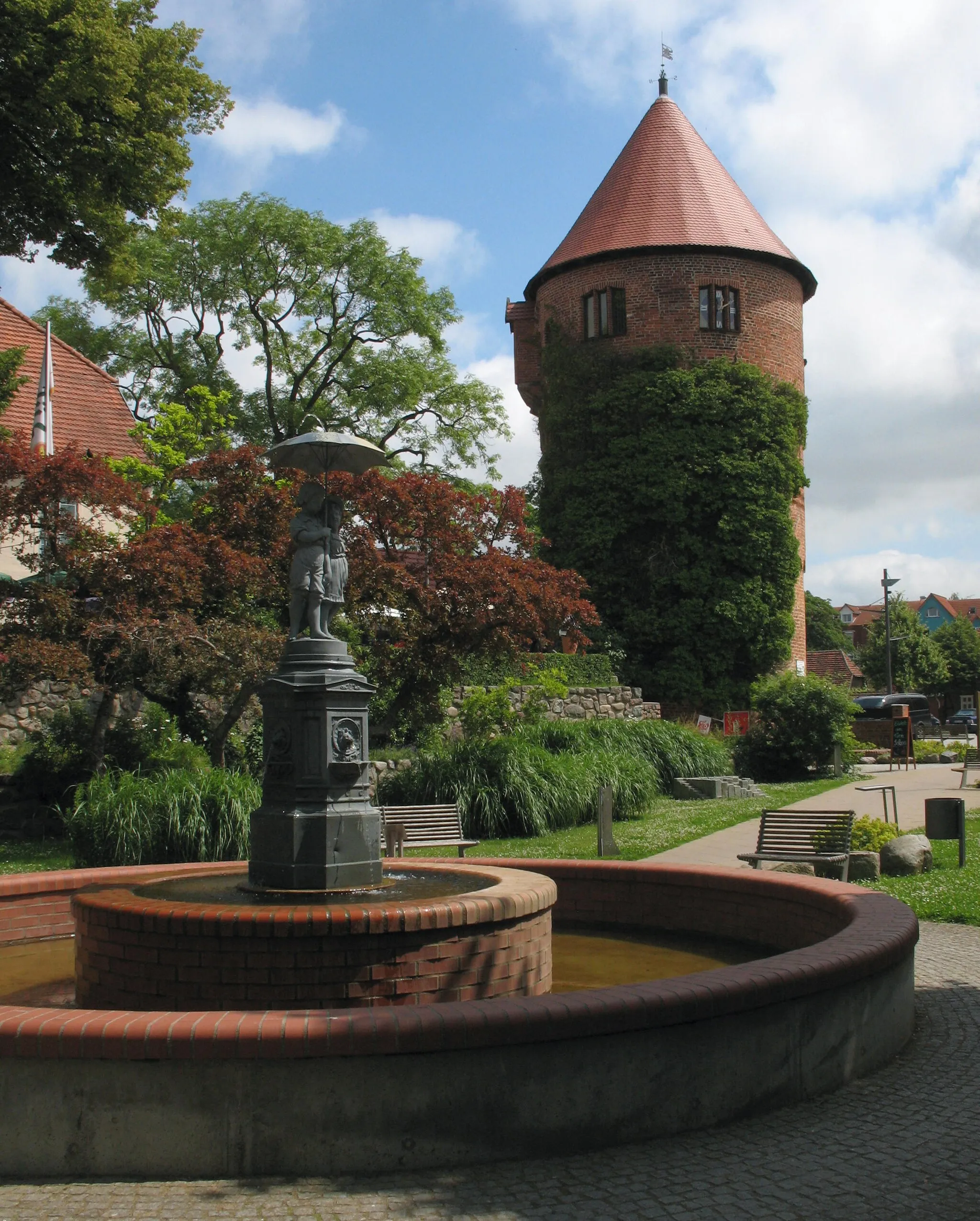 Photo showing: Fountain by Christian Genschow and defence tower in Lübz in Mecklenburg-Western Pomerania, Germany
