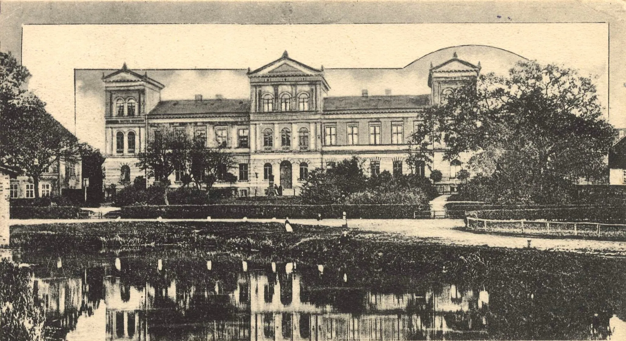 Photo showing: Postcard showing the Carolinenstift of Neustrelitz.