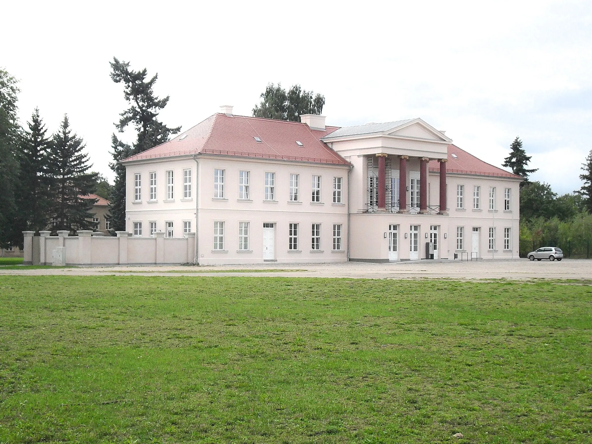 Photo showing: ehem. westliches Kavalierhaus in Neustrelitz, das östliche Pendant wurde 1950 abgerissen, ebenso wie das Schloss Neustrelitz in der Mitte (als Brandruine). Adresse: Hertelstraße 8. Seit der Sanierung in den 2010er Jahren residiert dort das Straßenbauamt Neustrelitz​, das für die Landkreise Mecklenburgische Seenplatte und Vorpommern-Greifswald zuständig ist.