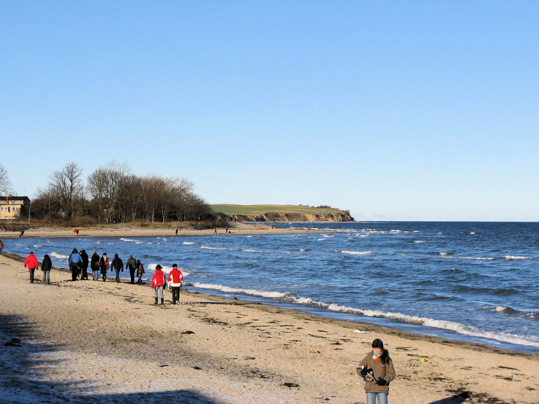 Photo showing: Baltic sea beach and cliff coast (in the background) of Boltenhagen, Mecklenburg-Vorpommern, Germany